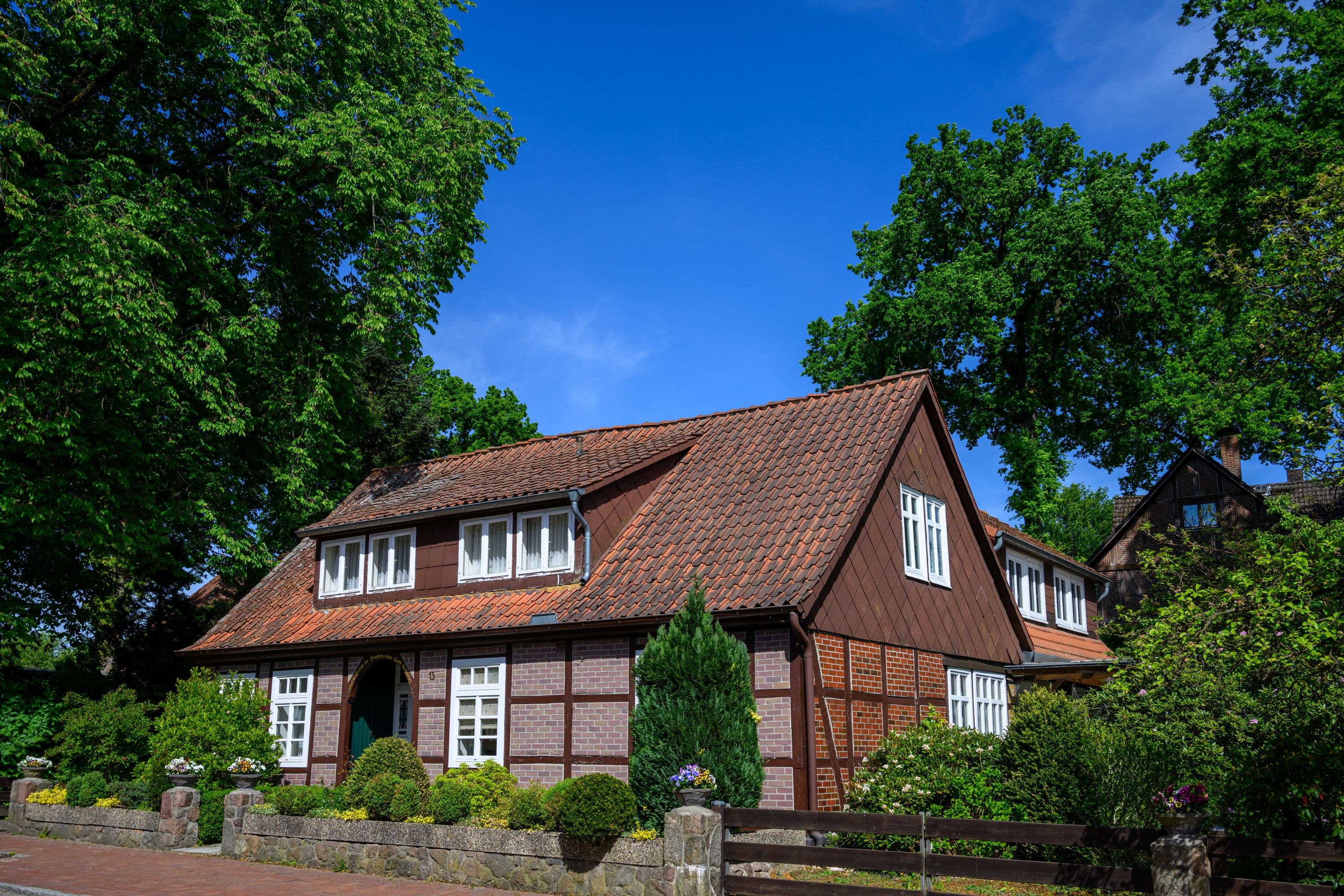 Idyllisches Fachwerkhaus mit Blumen in Egestorf im Frühling in der Lüneburger Heide