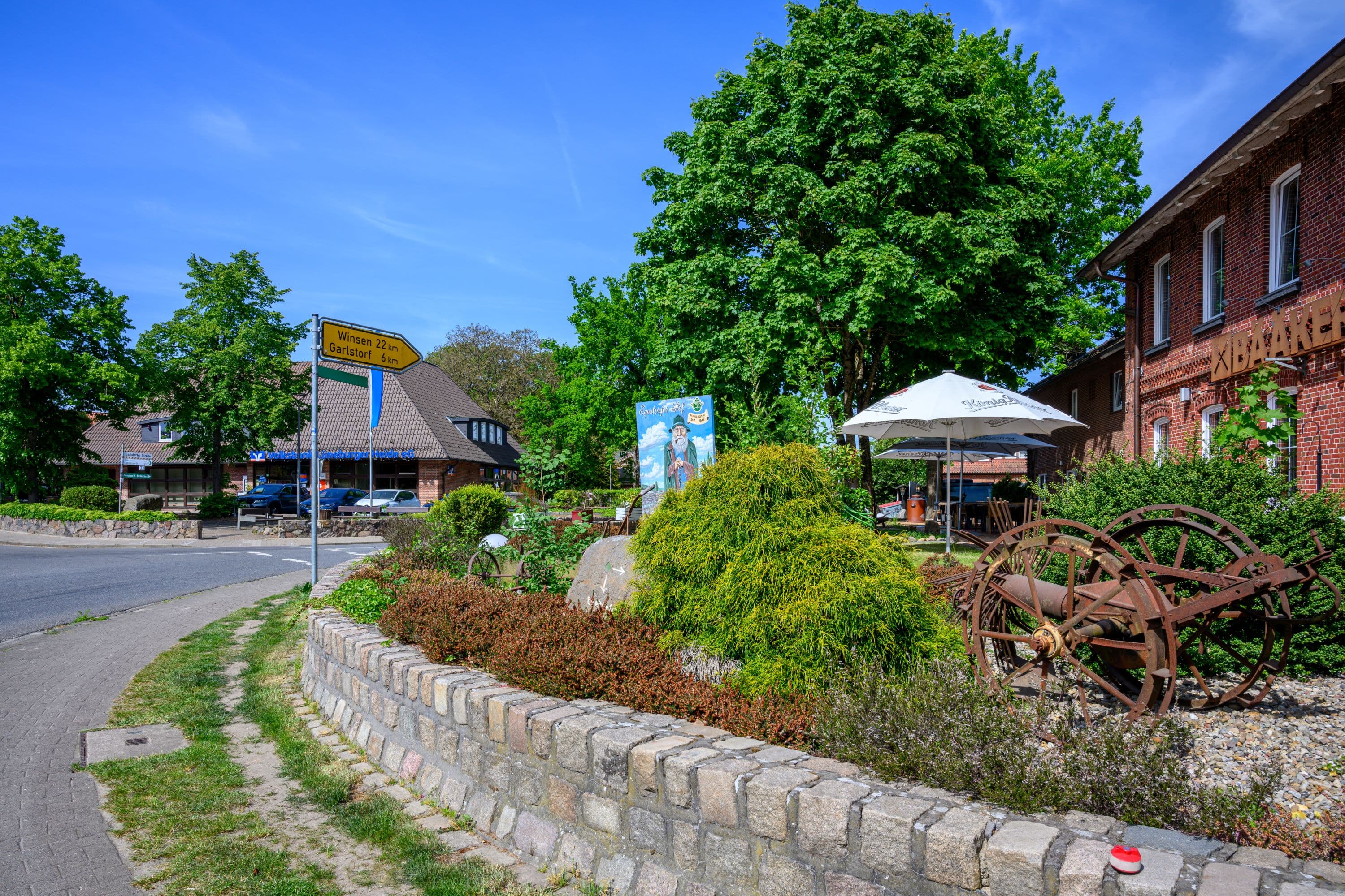 Idyllisches Ortsbild von Egestorf in der Lüneburger Heide im Frühling