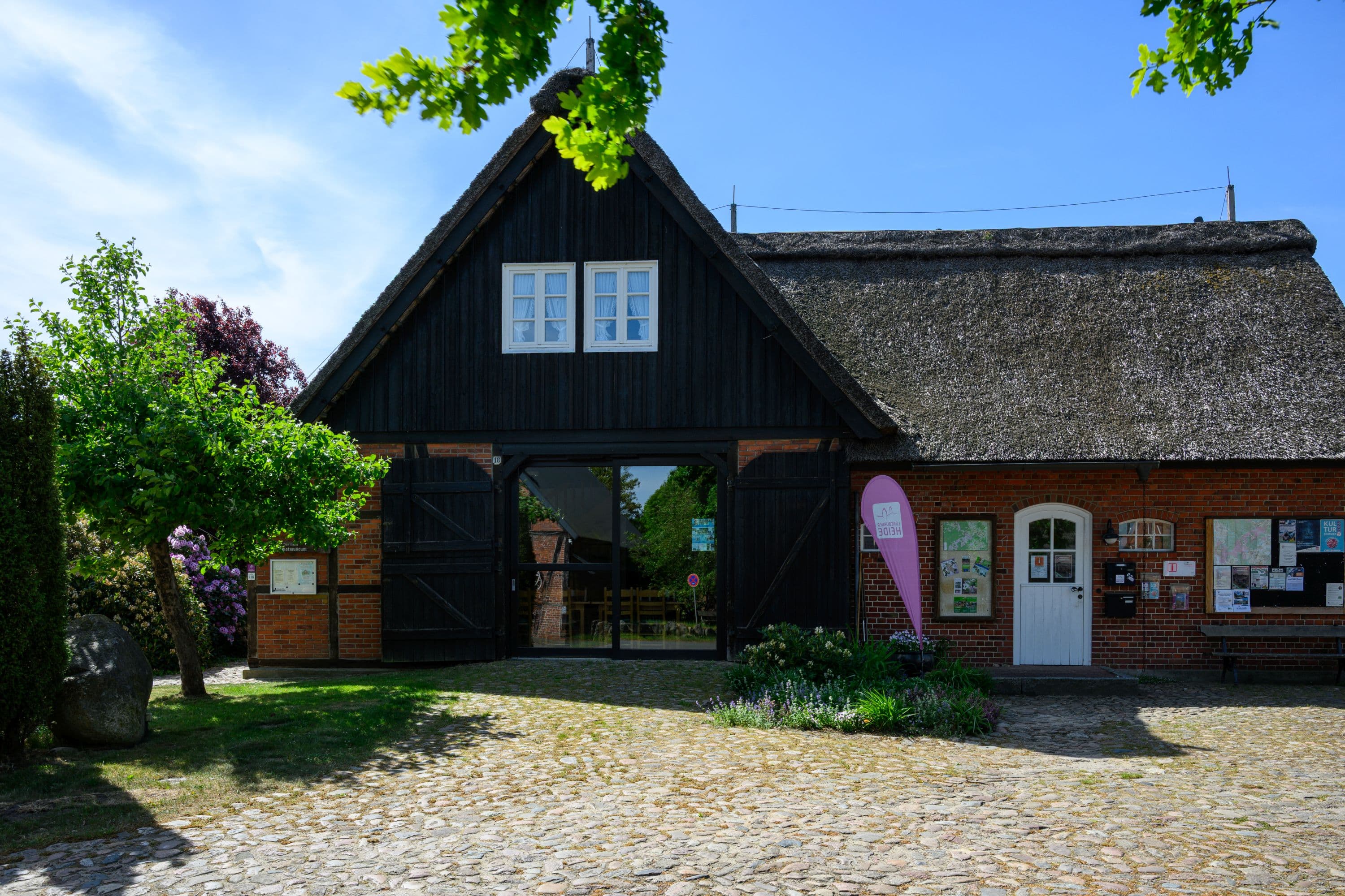 Tourist-Information in Egestorf in der Lüneburger Heide im Frühling