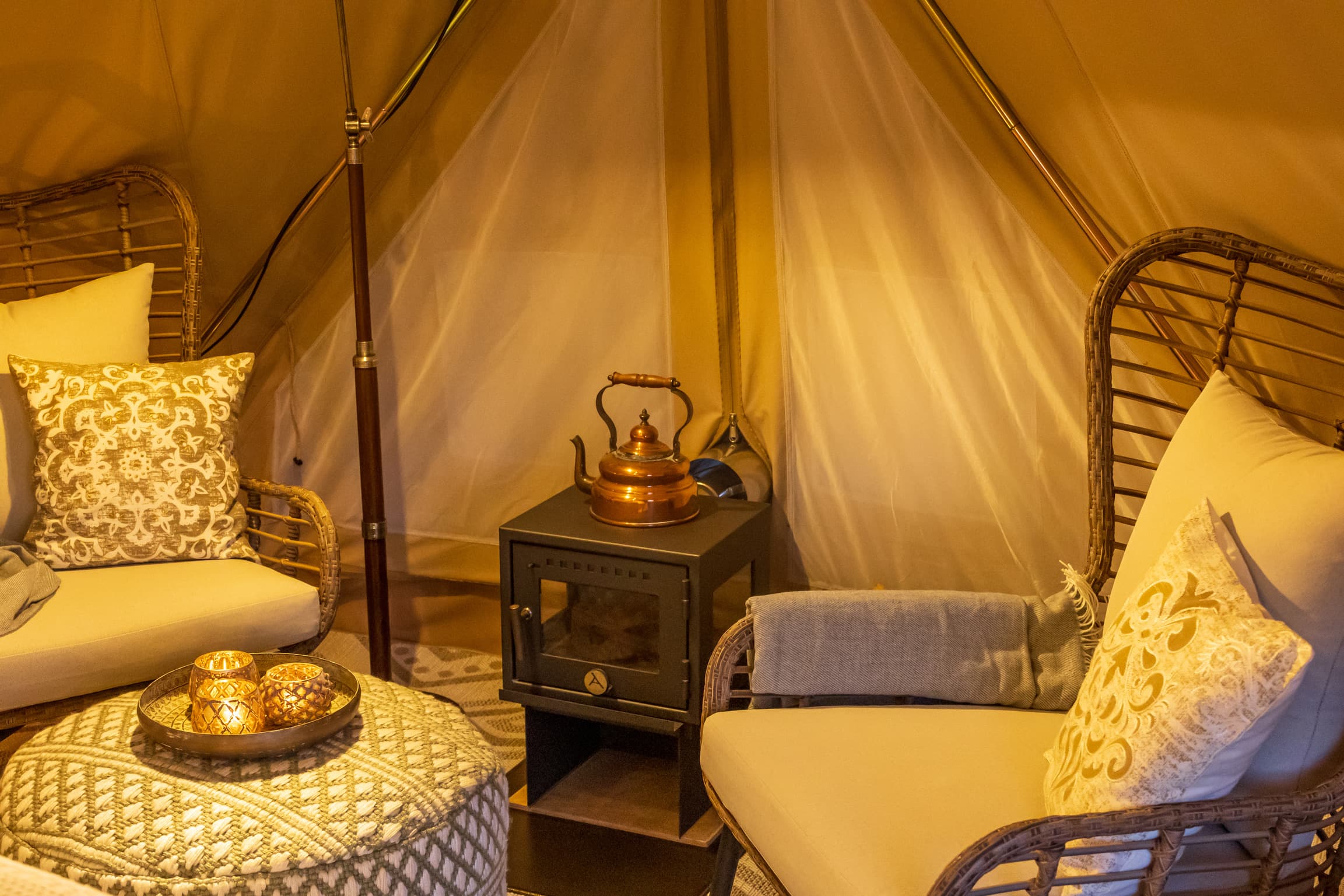 gemütliche einrichtung im glamping zelt in der lüneburger heide