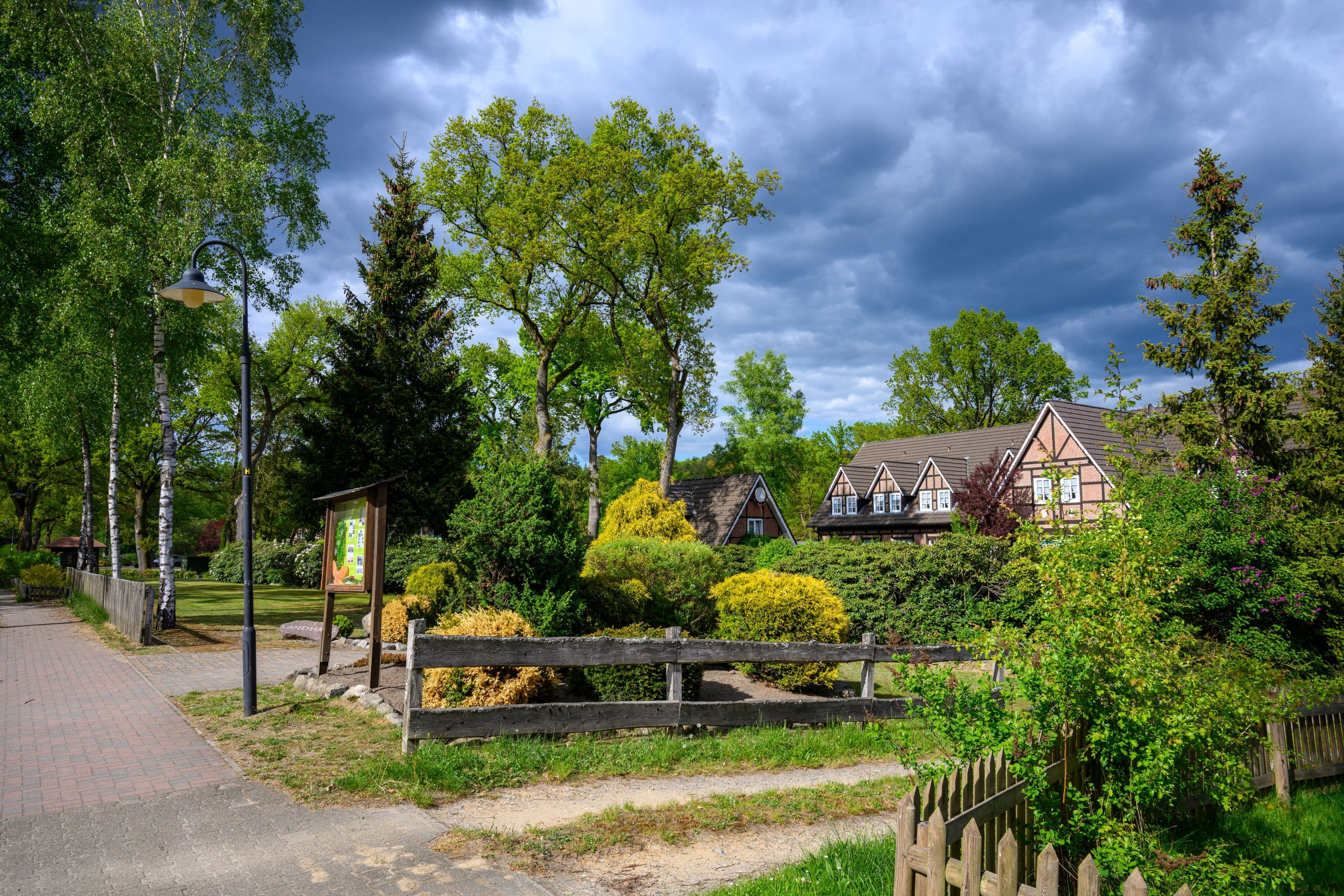 Ortsbild von Undeloh im Frühling in der Lüneburger Heide