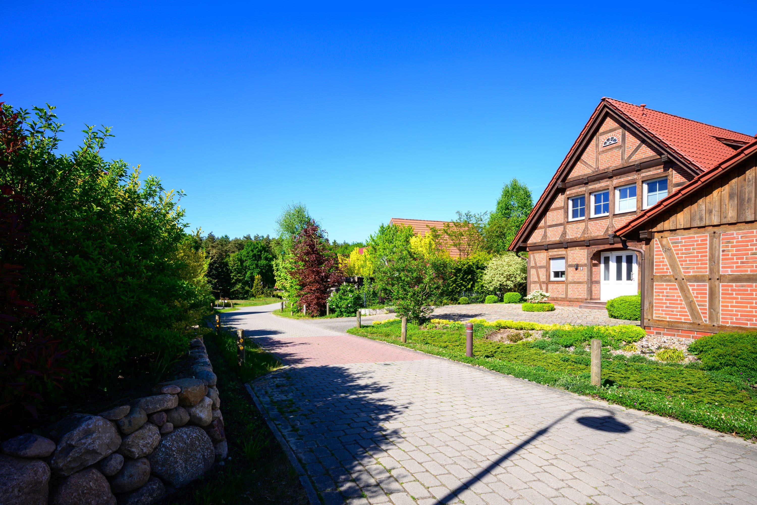 Fachwerkhaus im gemütlichen Heideort Undeloh im Frühling in der Lüneburger Heide
