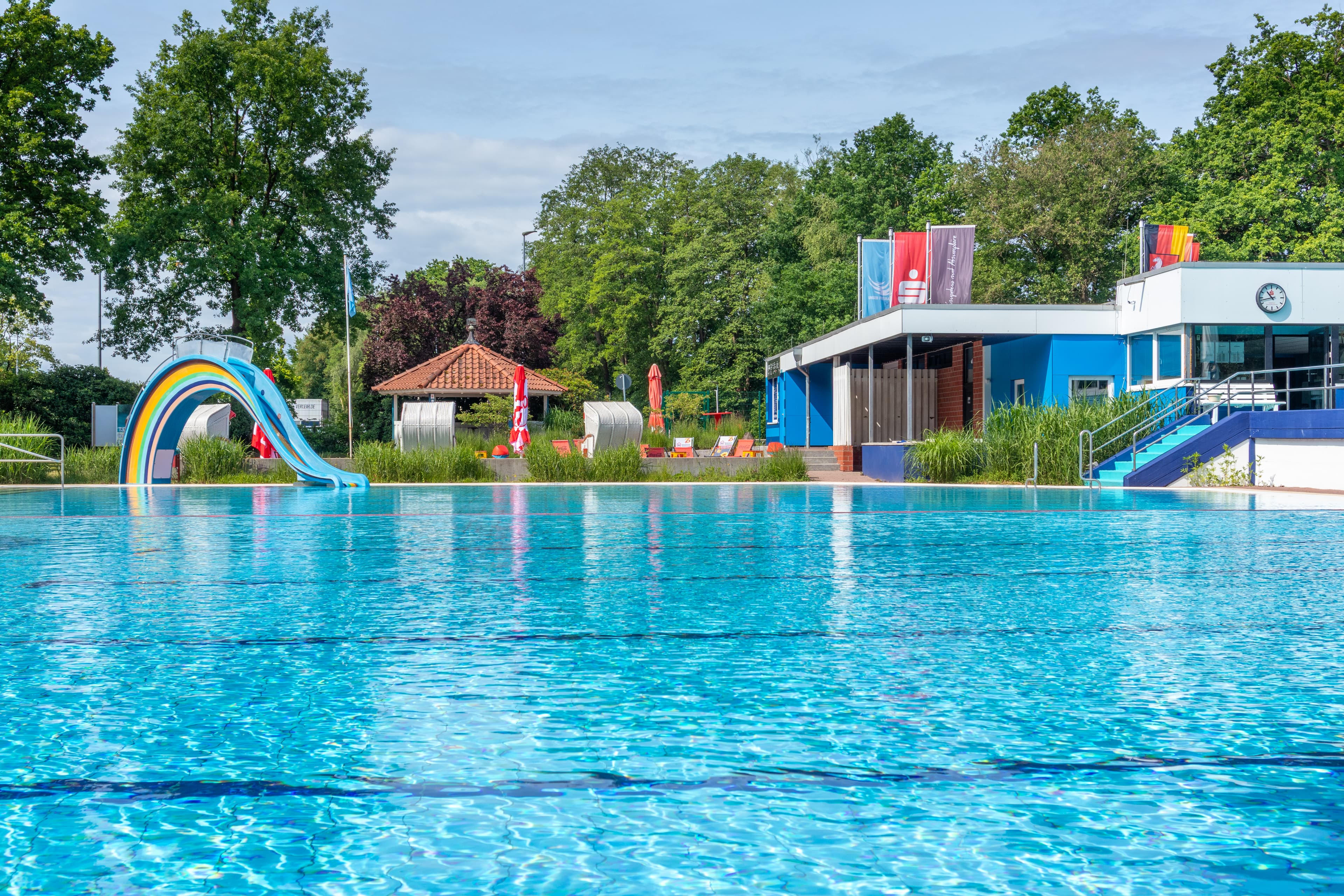 Freibad in Jesteburg mit Sprungblöcken und Sitzmöglichkeiten