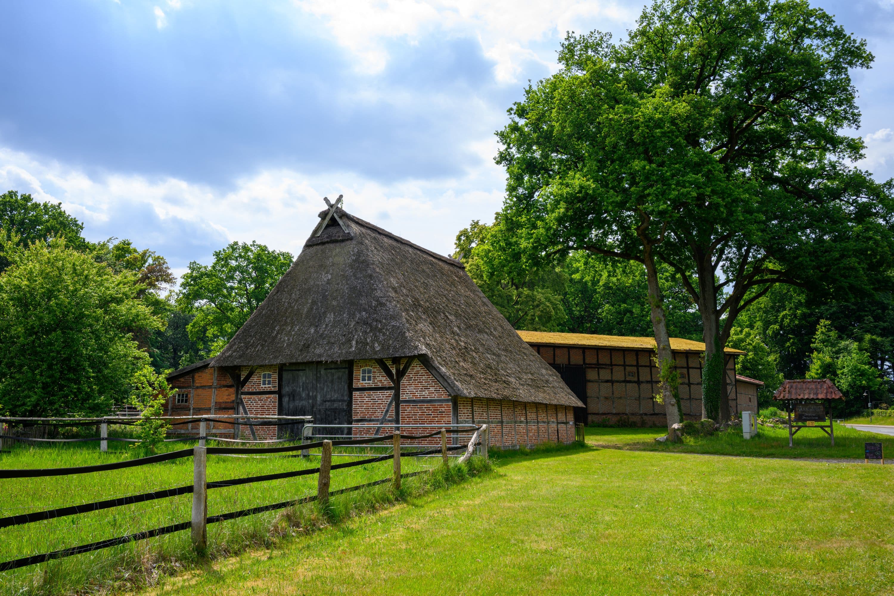 Fachwerkhaus mit Weide in Handeloh im Frühling in der Lüneburger Heide