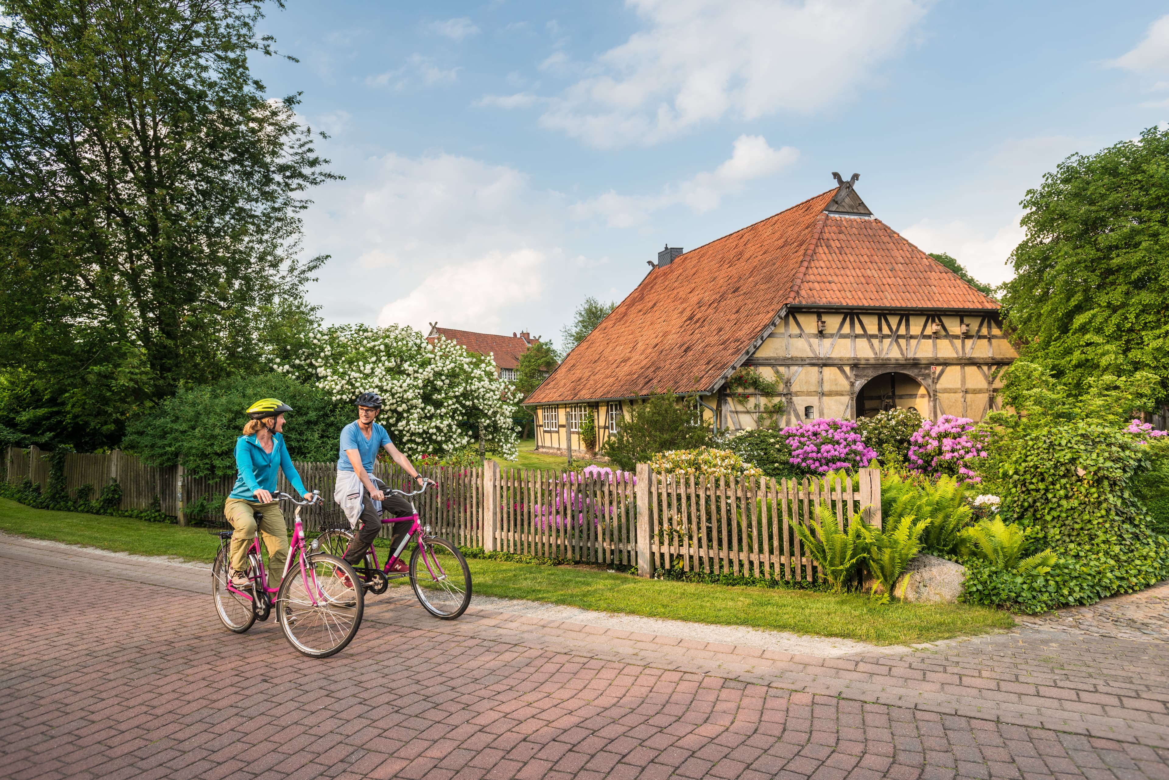 Radtour im Frühling durch den Landkreis Uelzen, vorbei an Fachwerkhäusern und weiteren Sehenswürdigkeiten.