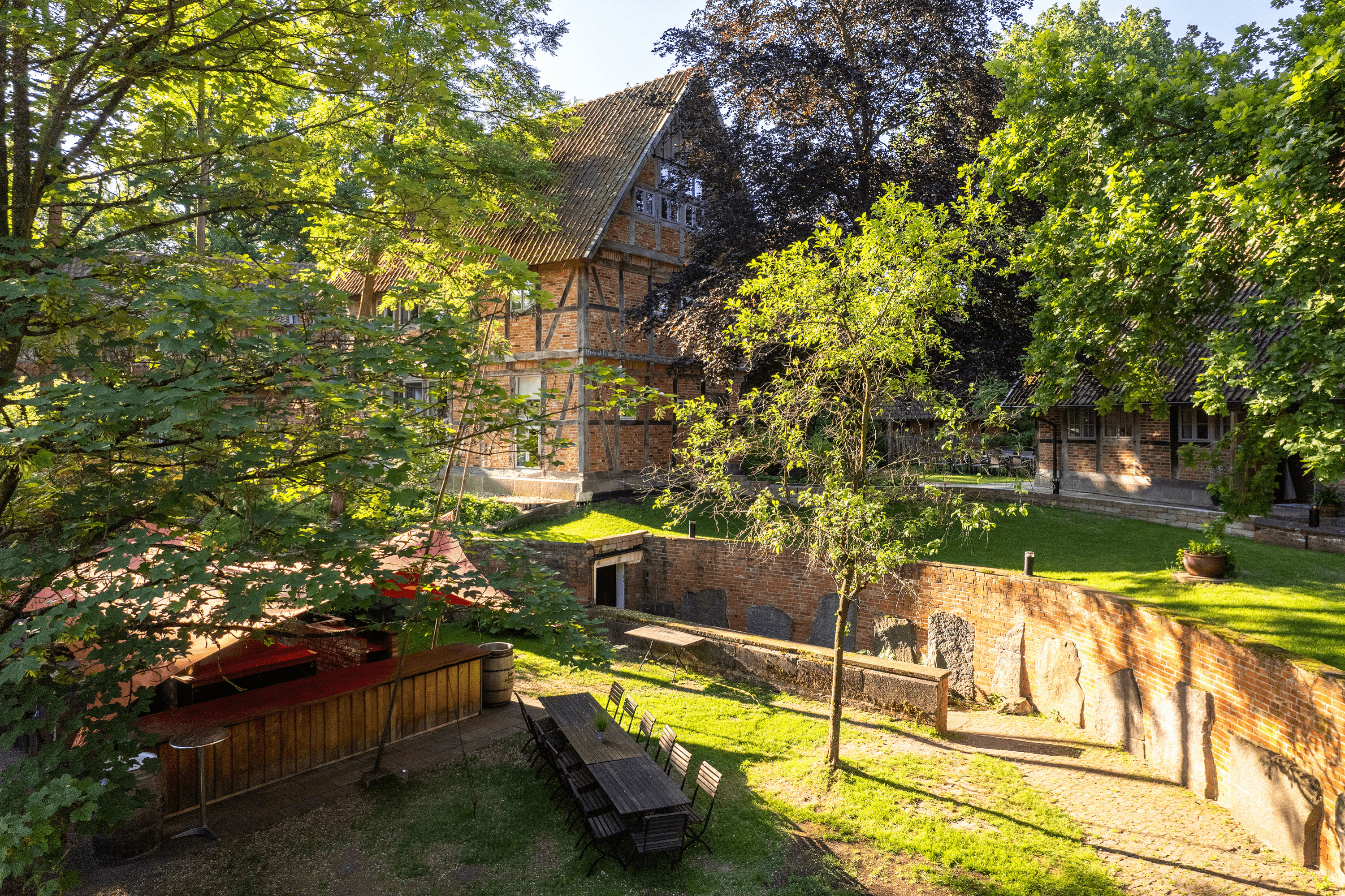 Außenaufnahmen vom Hotel WildLand im Wietze