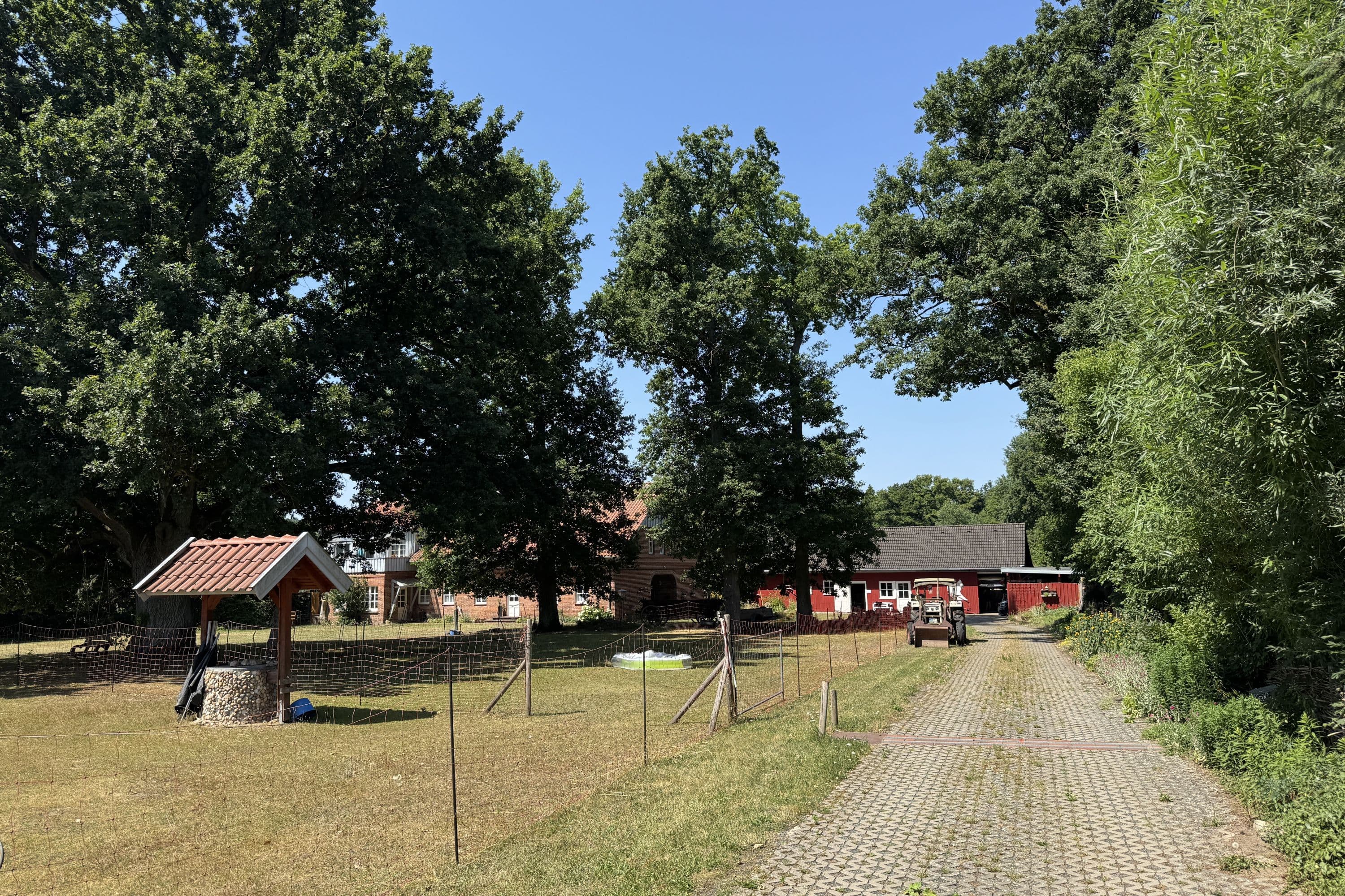 Hofeinfahrt zum Alpakahof