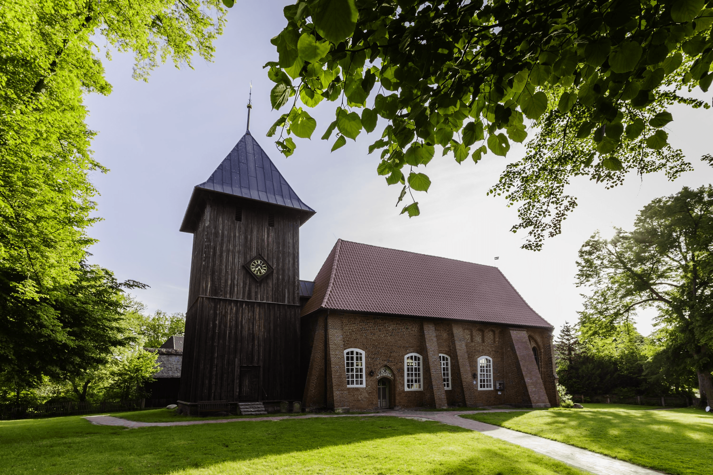 Die sankt laurentius kirche steht im zentrum von müden