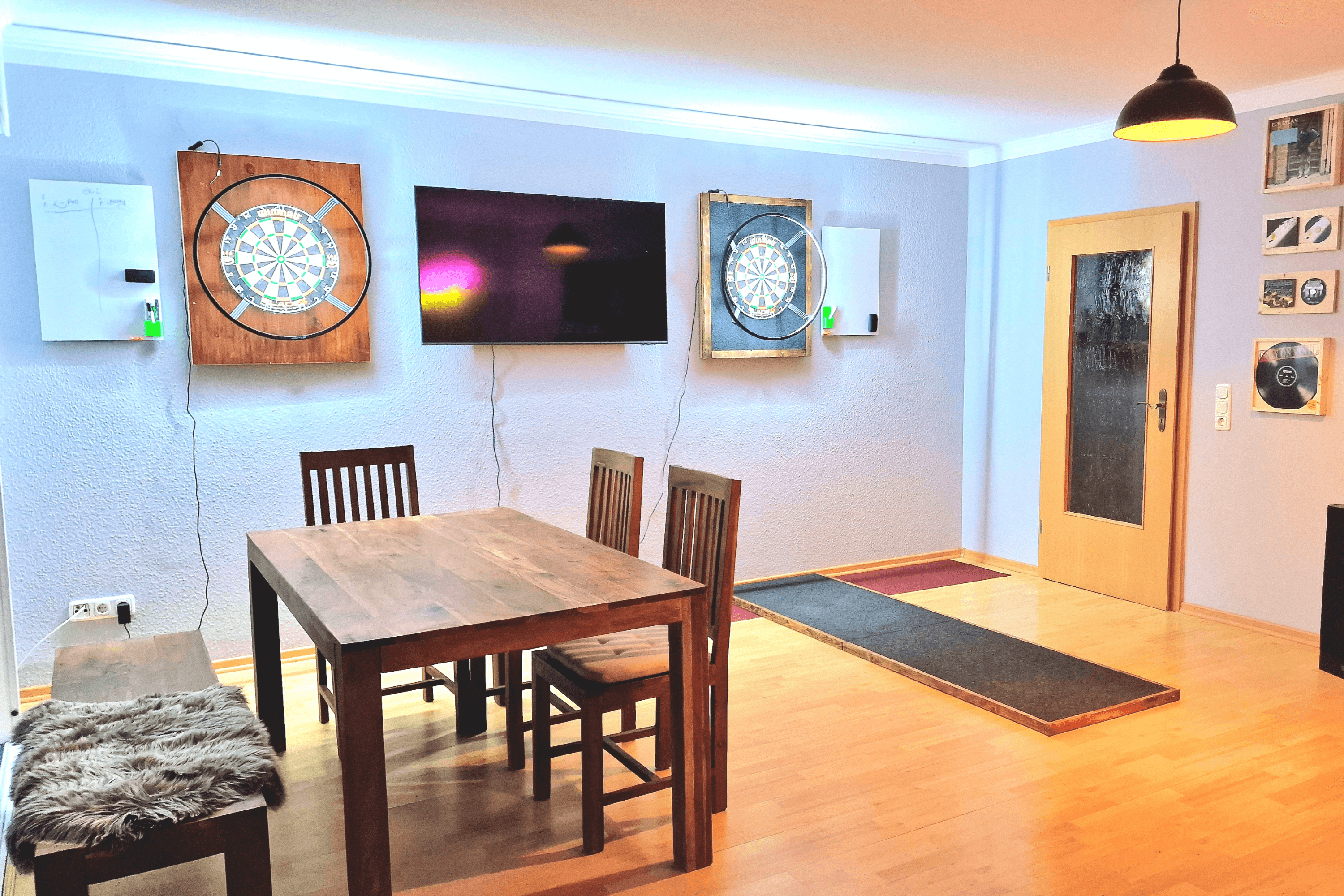 Ferienwohnung Allerdings Wohnzimmer mit Dartscheiben in Wietze-Hornbostel