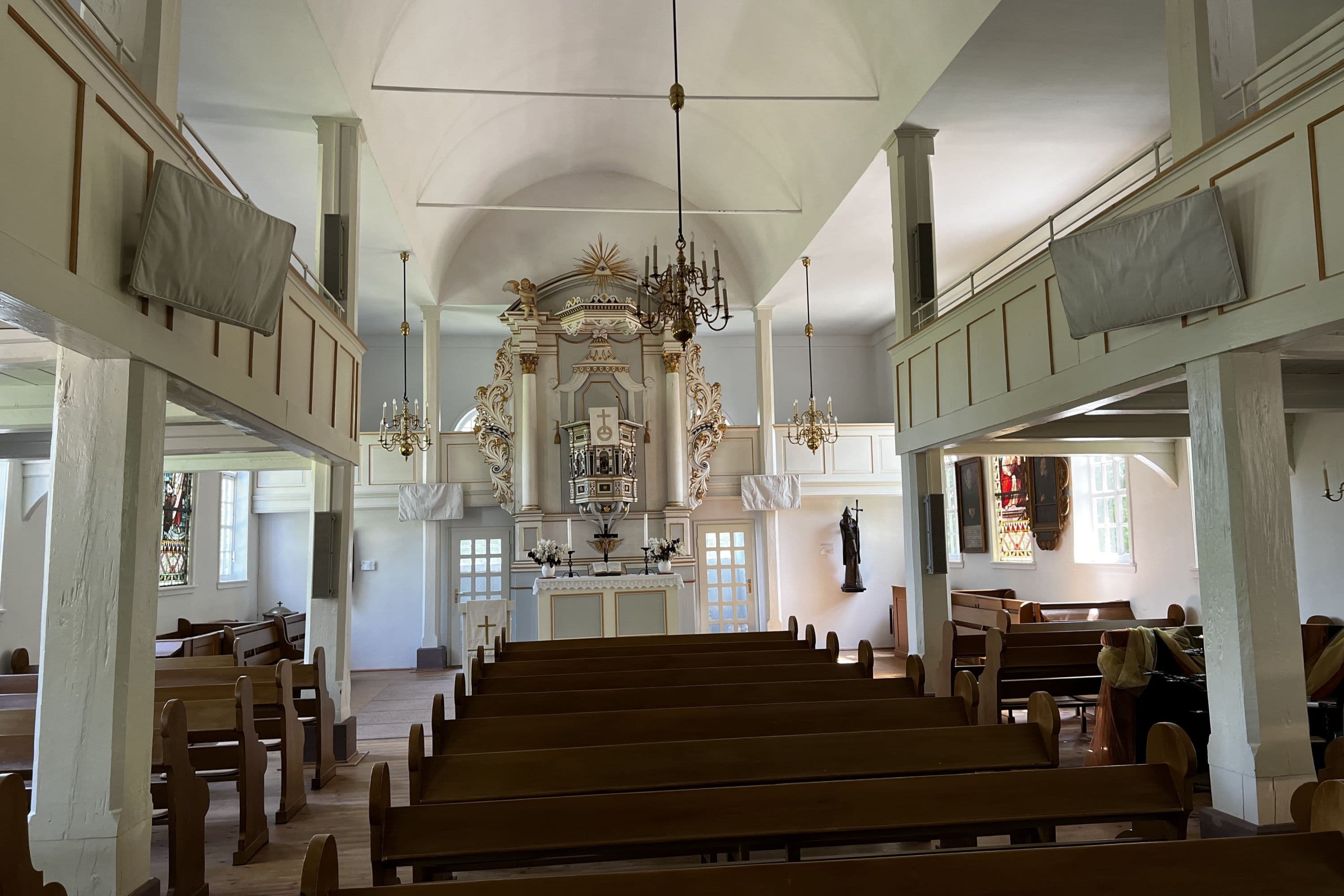 Blick auf den Altar der Fabian und Sebastian Kirche in Sülze