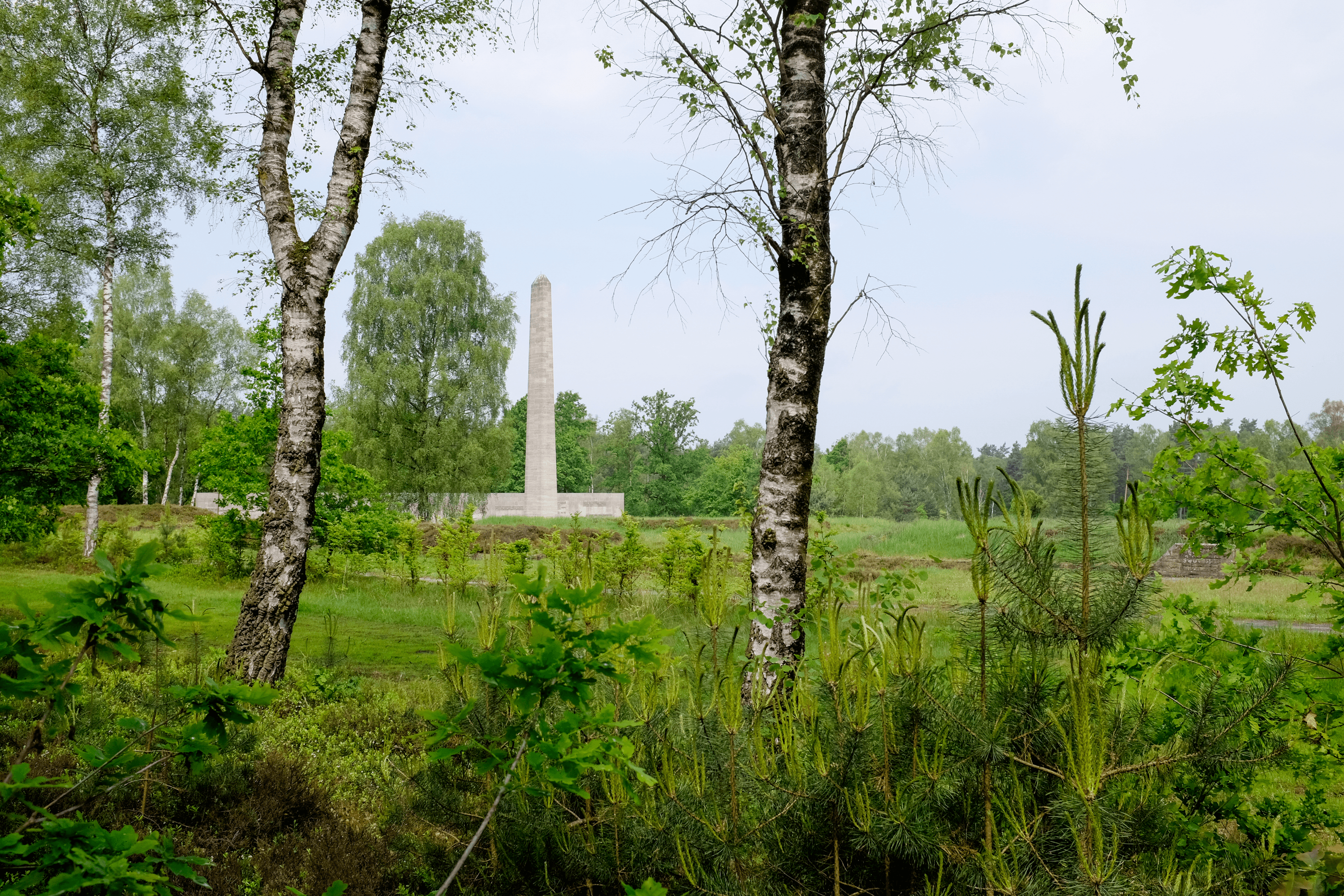 Obelisk an der Gedenkstätte Bergen Belsen