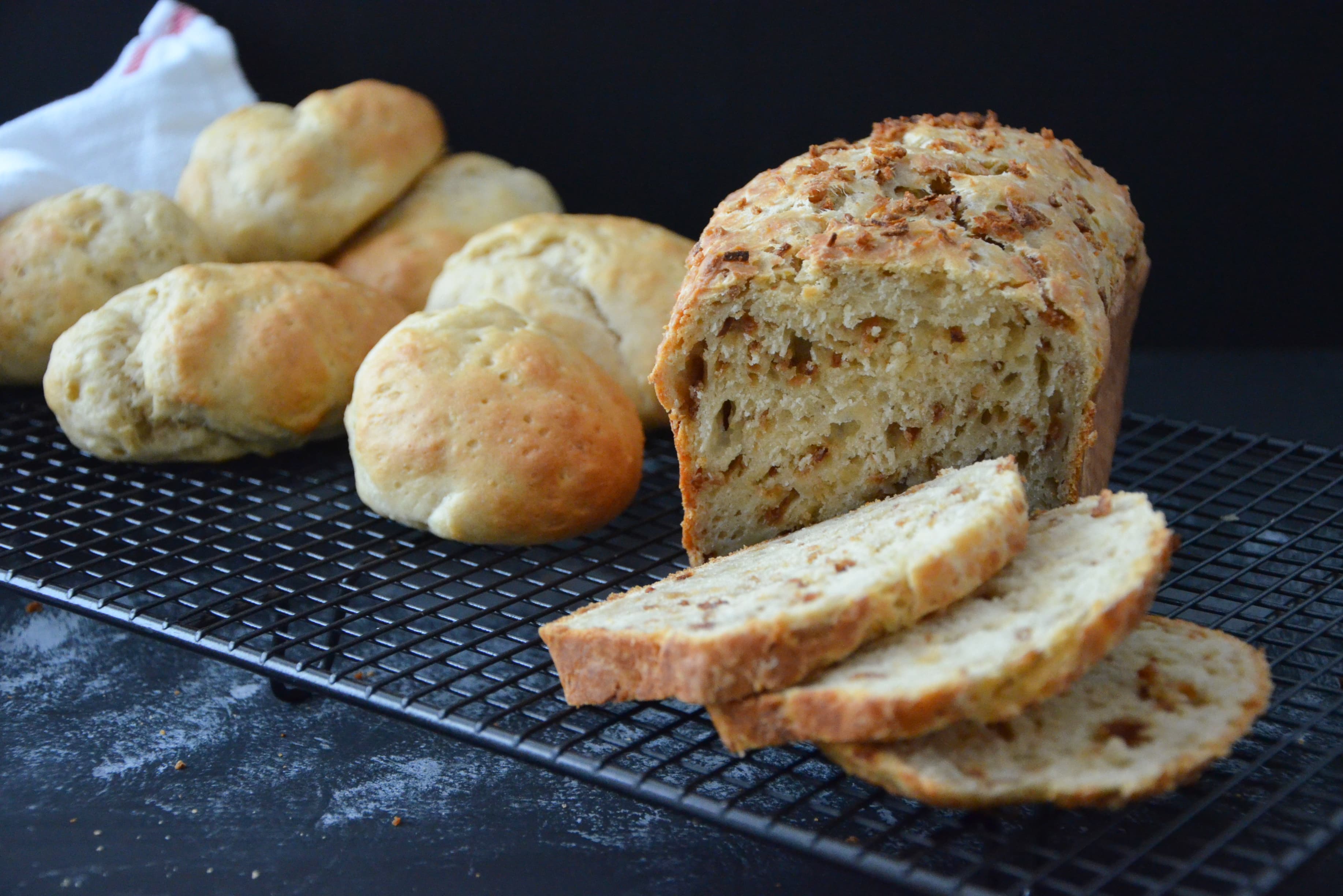 Frisches Brot mit Kartoffeln, Wacholder oder Buchweizen aus der Region