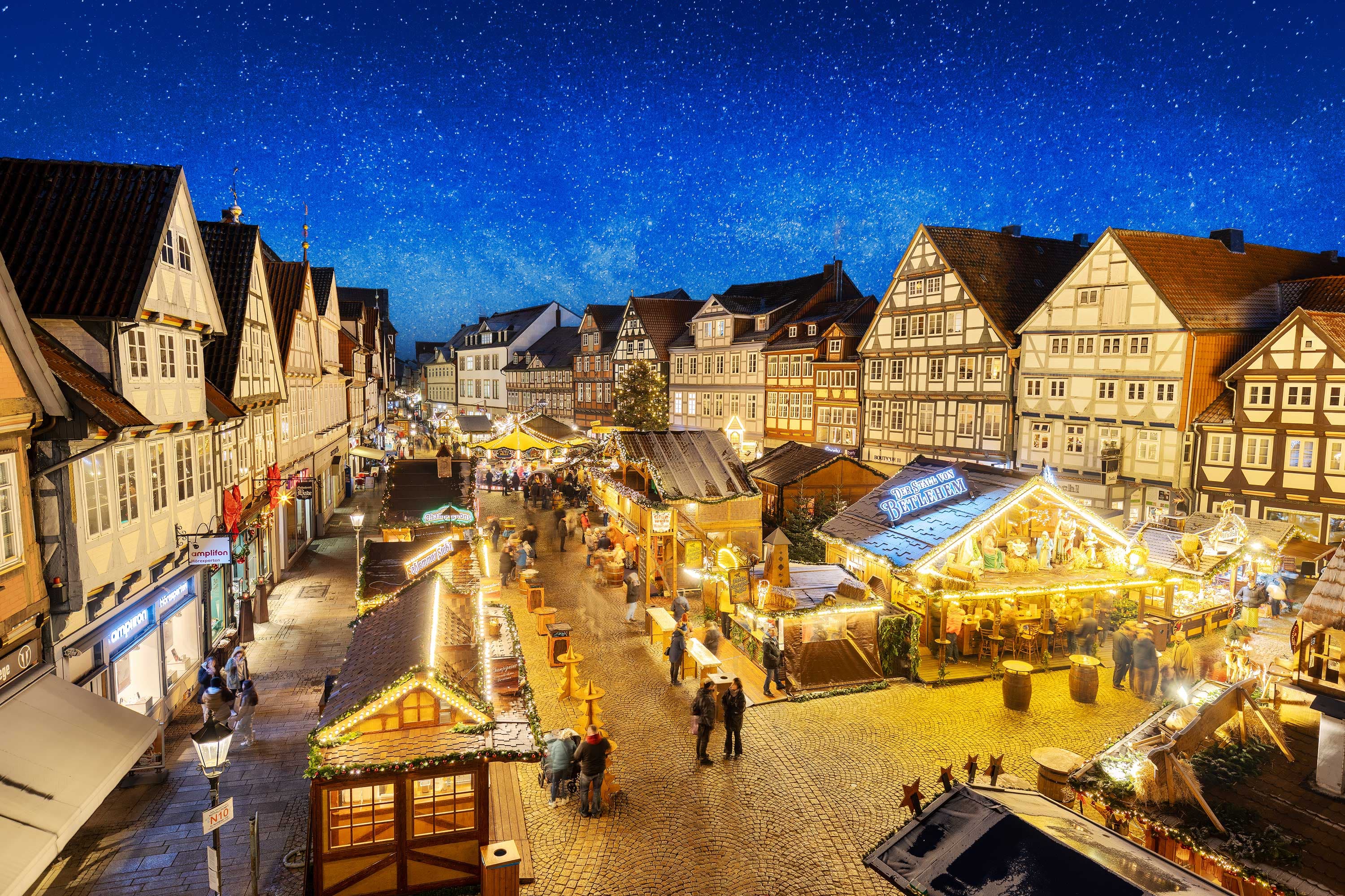 Der Weihnachtsmarkt in Celle beginnt Ende November und ist herrlich eingebettet in die historische FachwerkstadtCelle Christmas market begins at the end of November