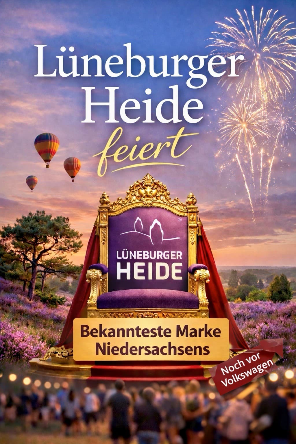 ein thron mit den worten lüneburger heide steht in der lilablühenden natur, feuerwerksraketen und heissluftballons fliegen durch die luft, eine menschenmenge bejubelt den thron