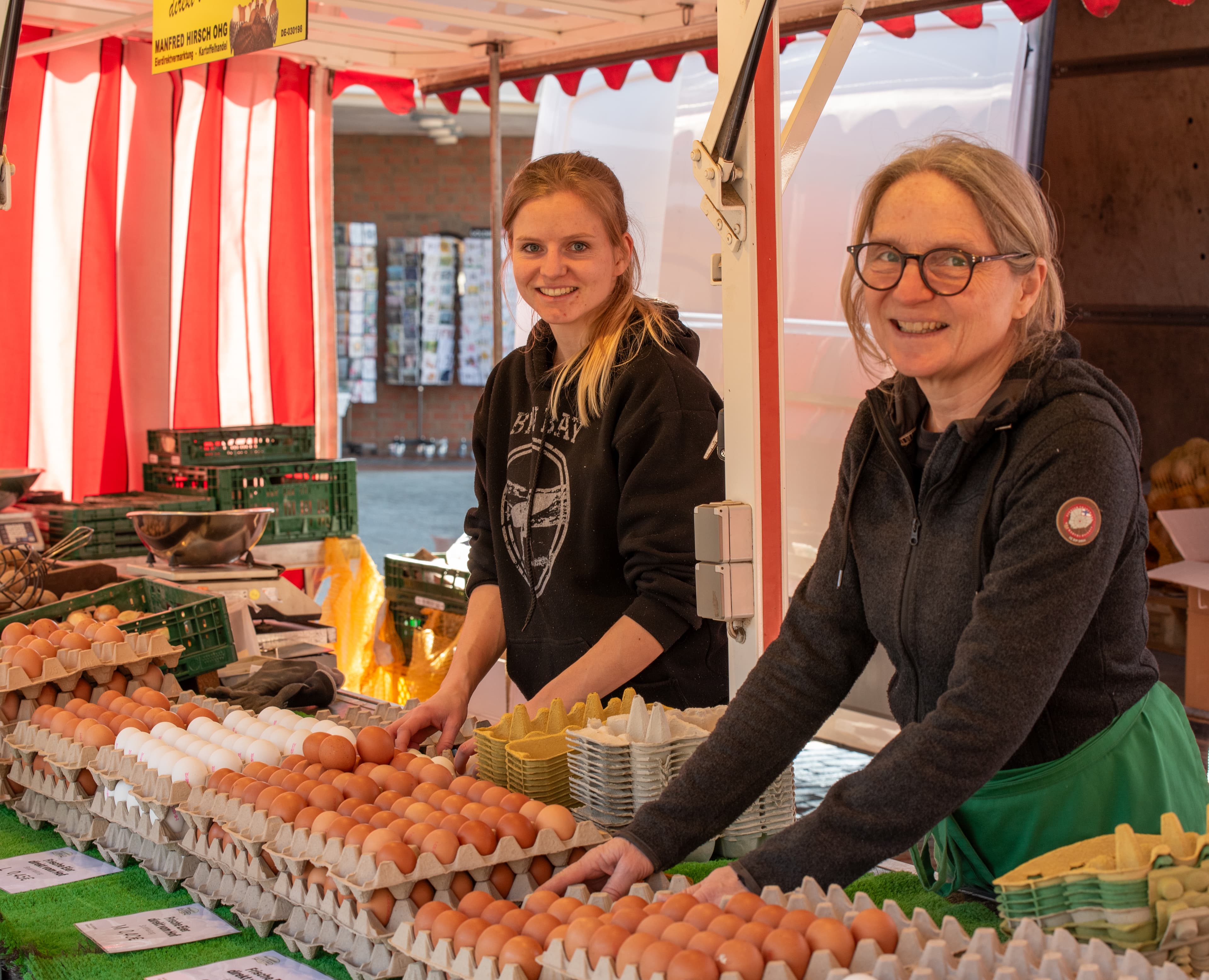 Verkäuferinnen an einem Eierstand