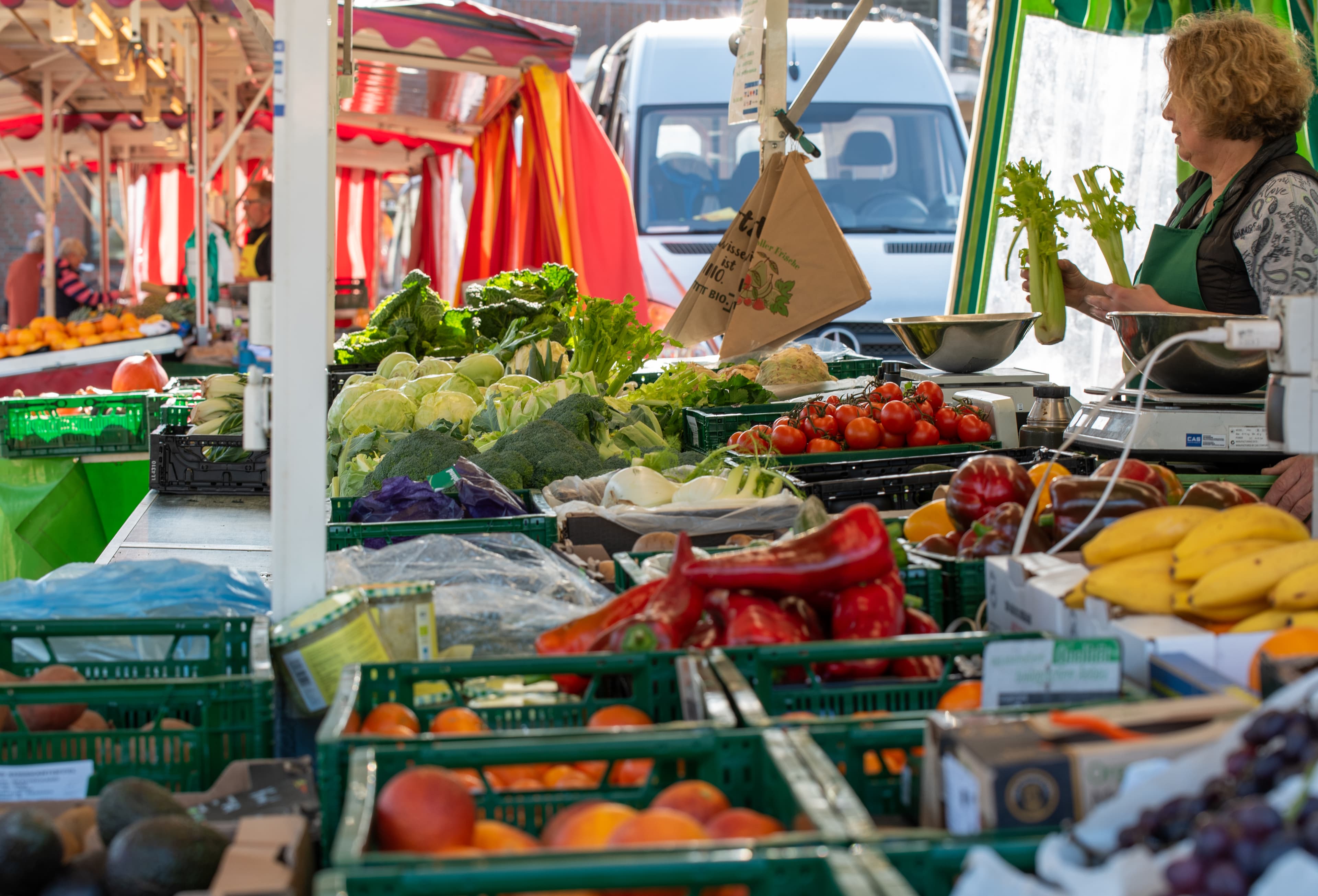 Verkaufsstand mit Obst und Gemüse