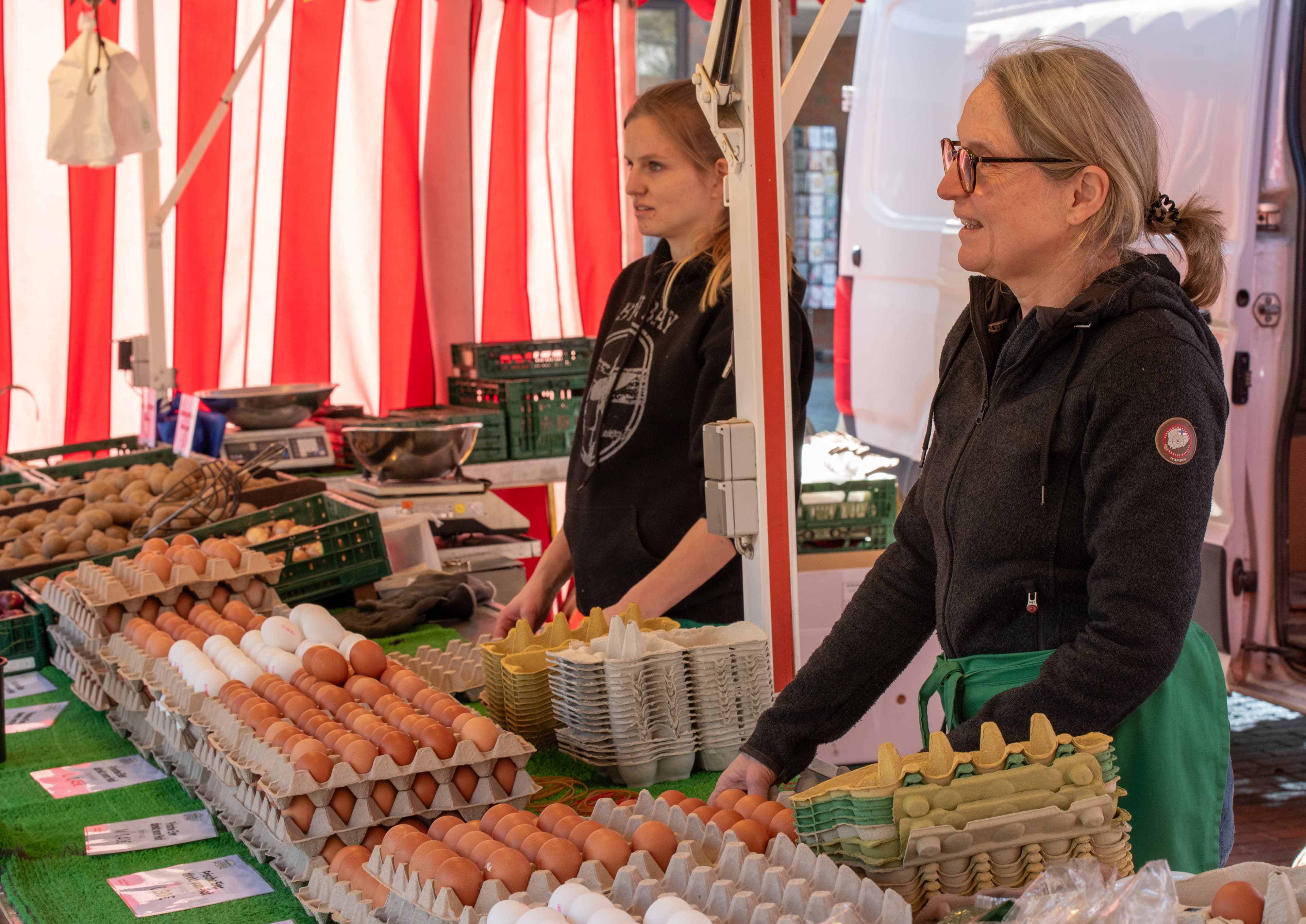 Verkäuferinnen an einem Stand mit Eiern