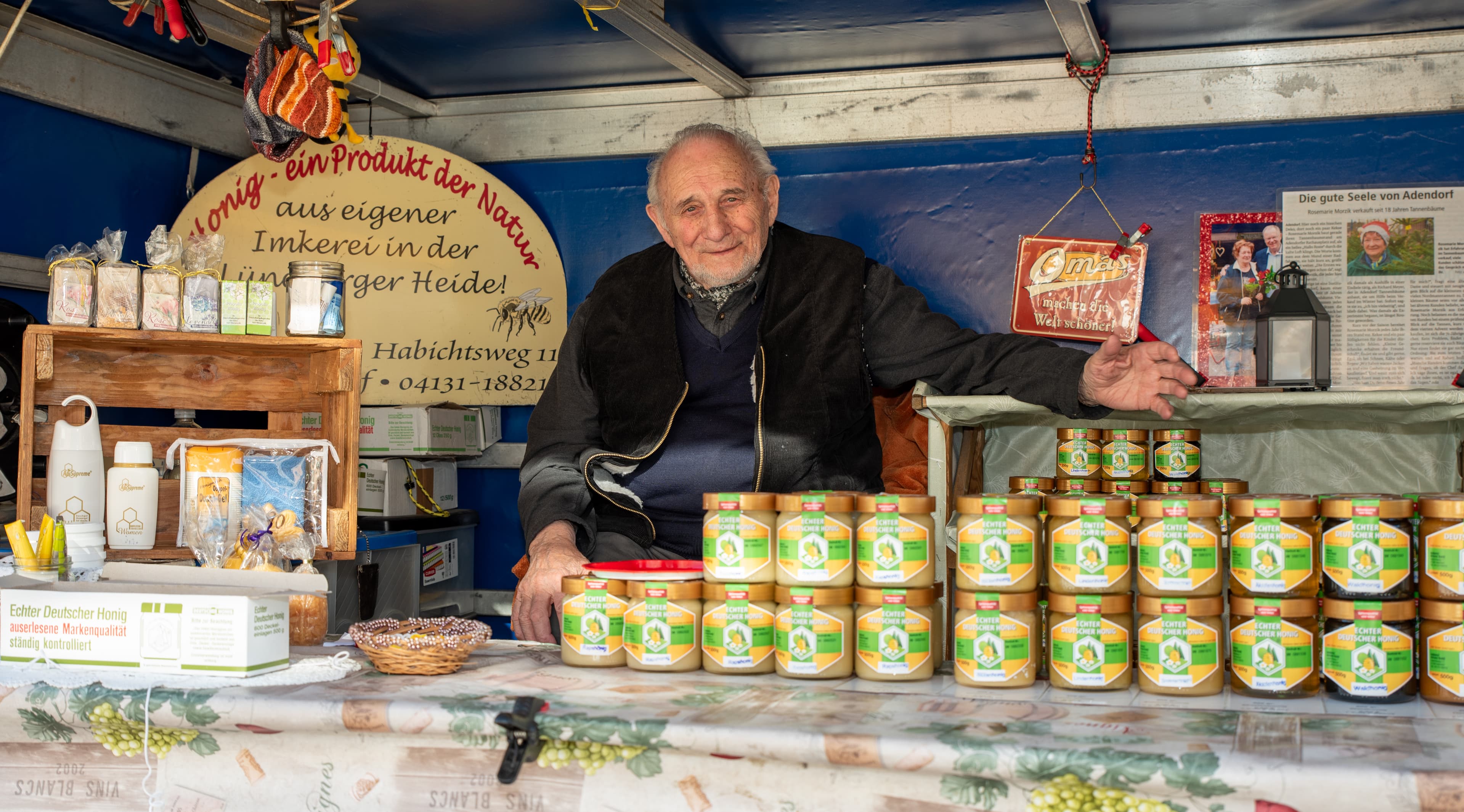 Mann an einem Honigstand