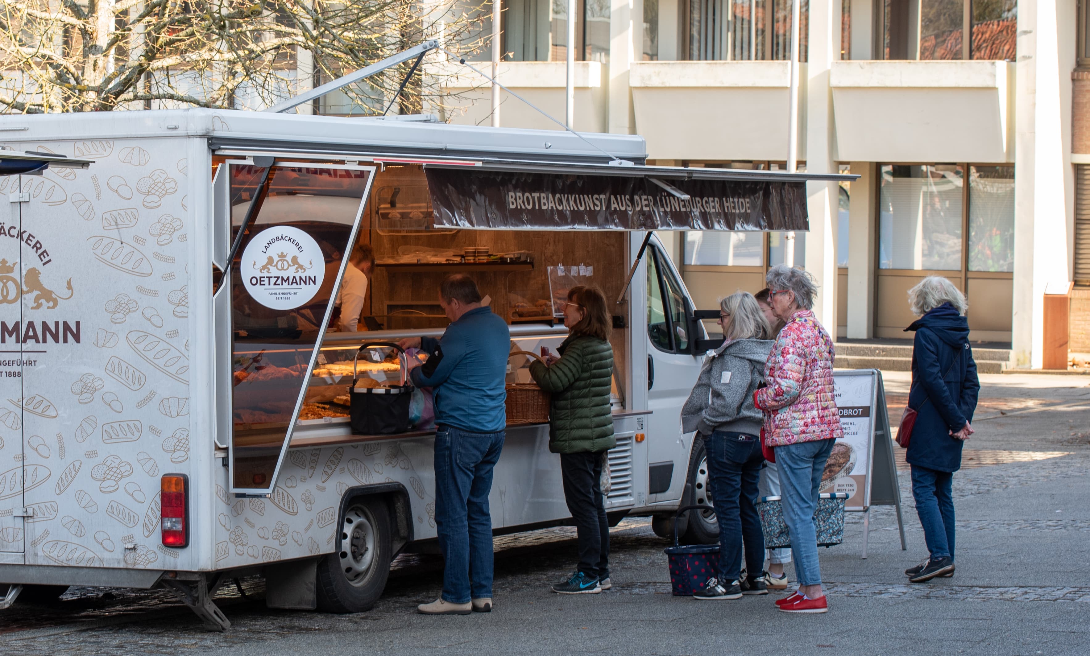 Verkaufswagen mit Kunden