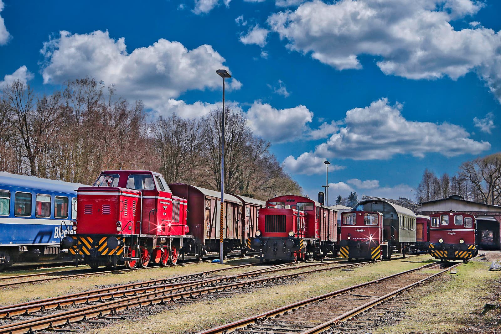 Mehrere Museumszüge vom HEIDE-EXPRESS stehen vor dem Lokschuppen aufgereiht