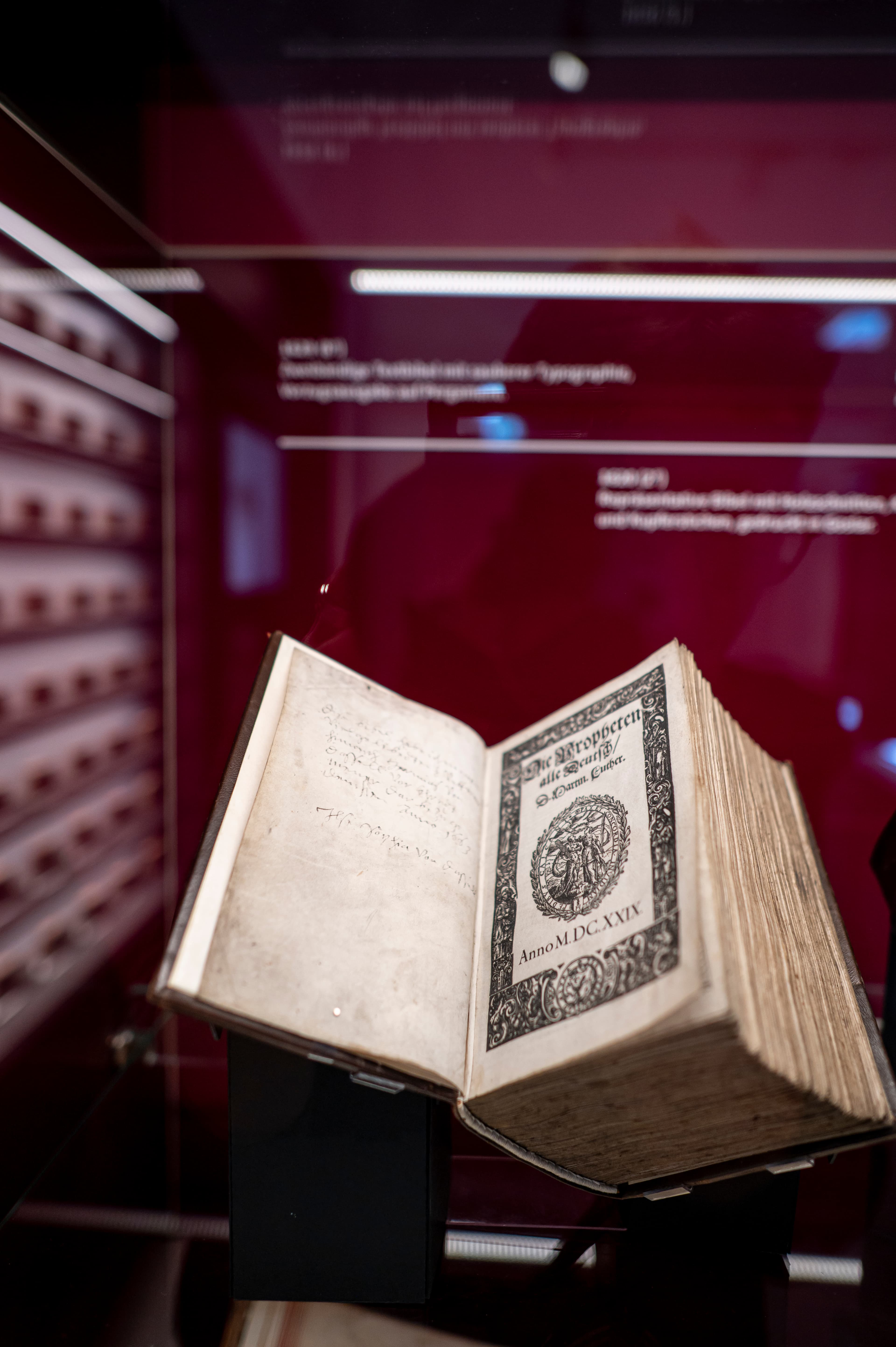 Museum Lüneburg - Vitrine mit altem Buch