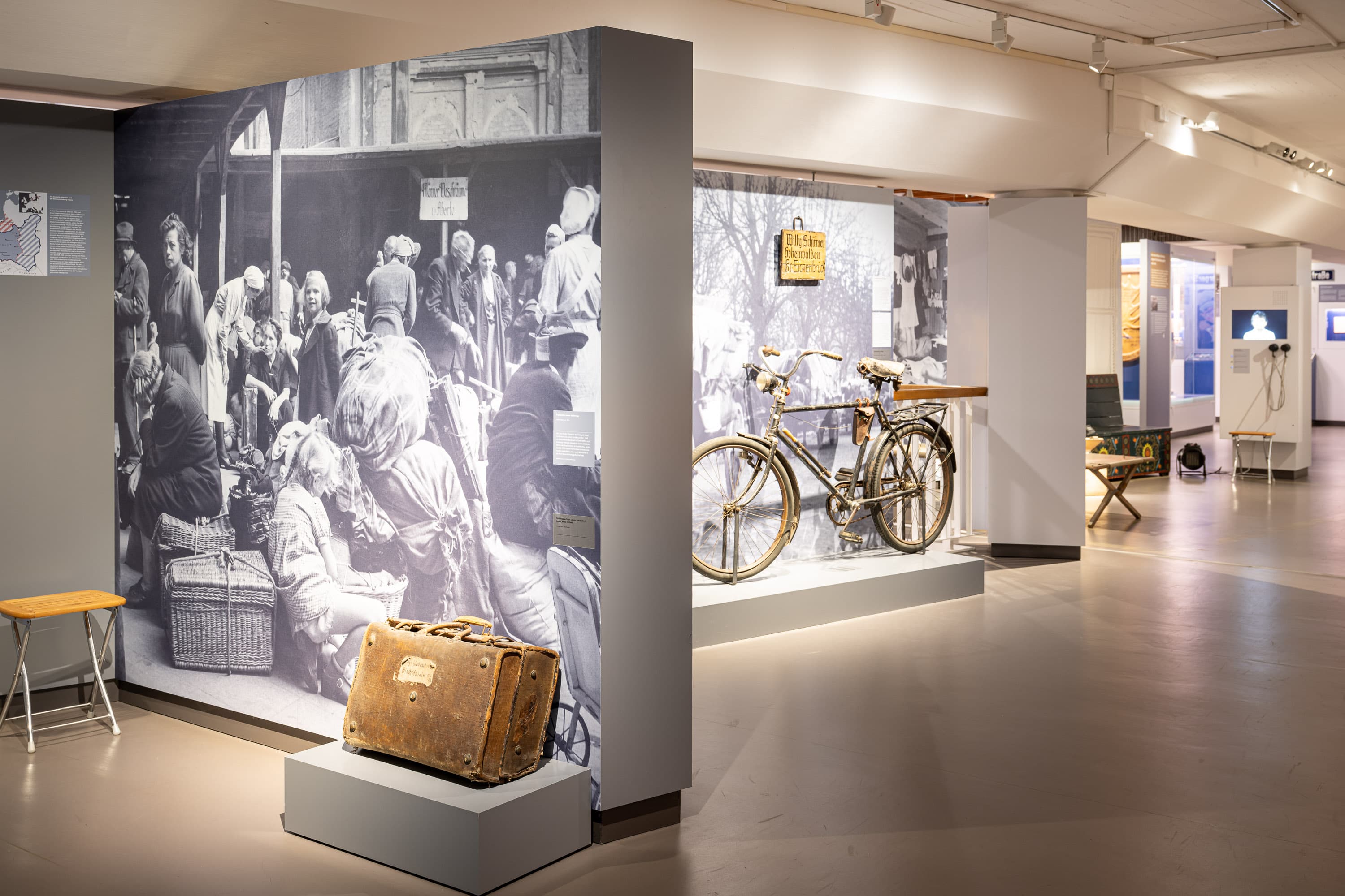 Exponate - Koffer und Fahrrad - von der Flucht aus Ostpreußen