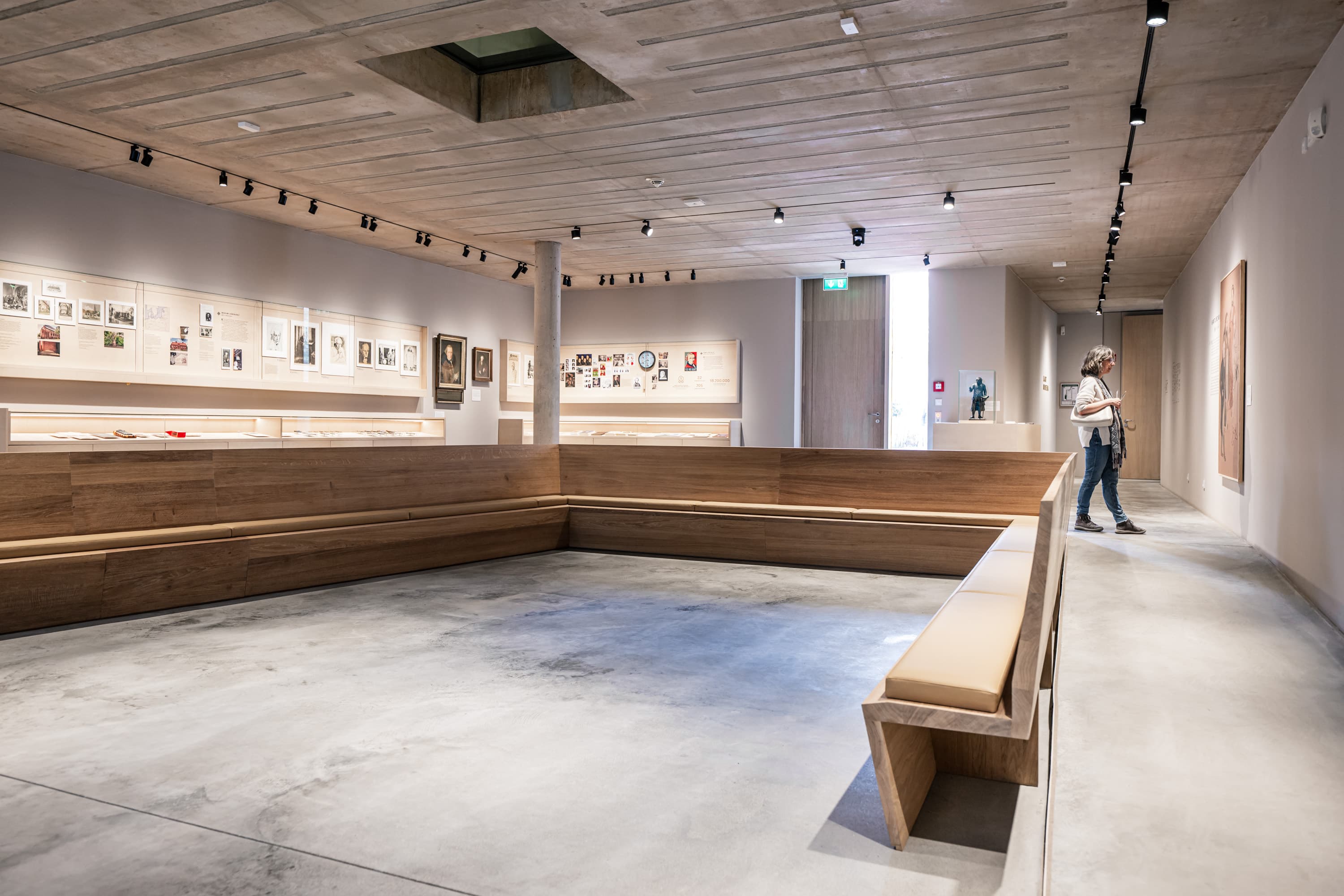 großes Foyer mit Sitzbänken