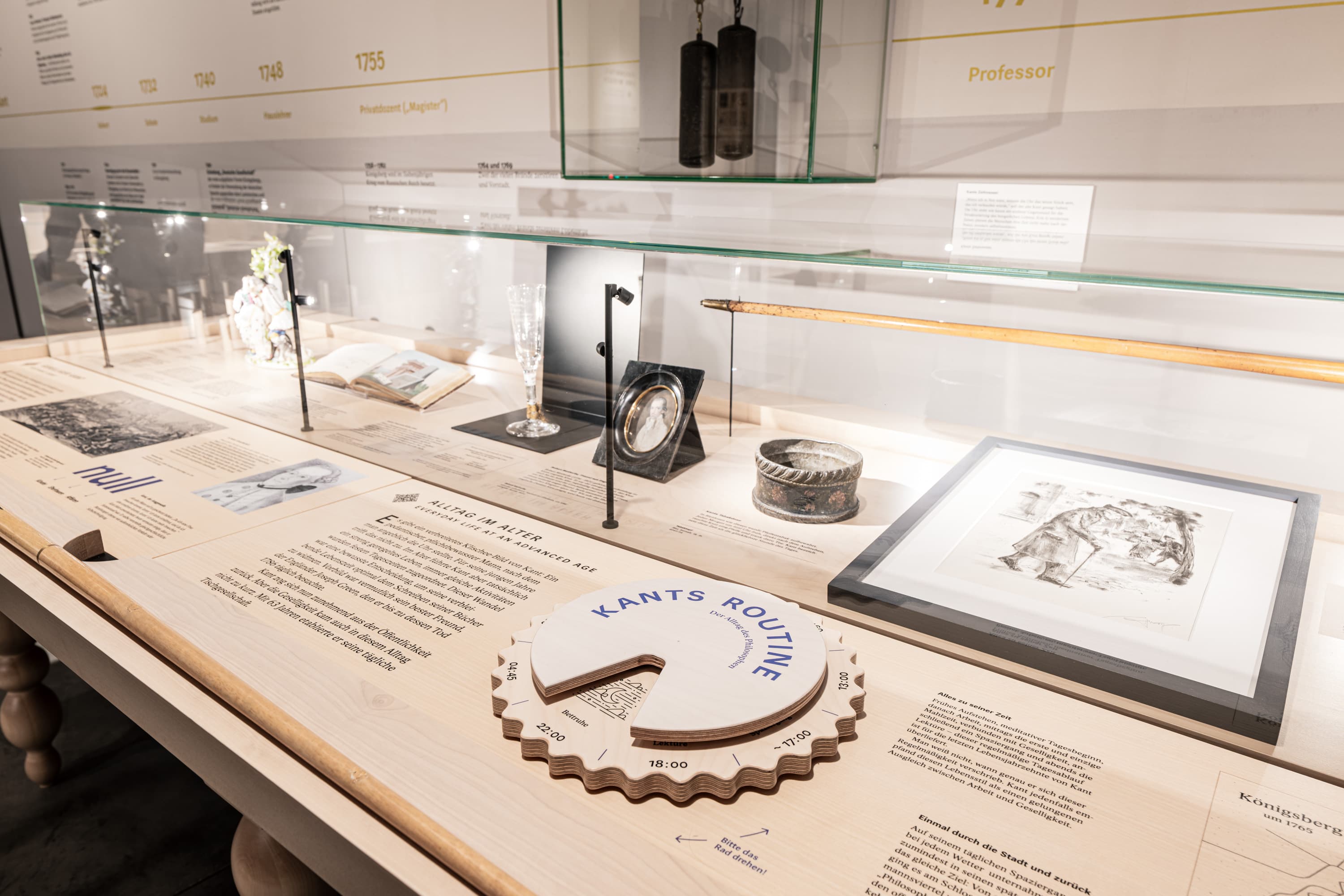 Ausstellungsvitrine mit Alltagsgegenständen von Kant