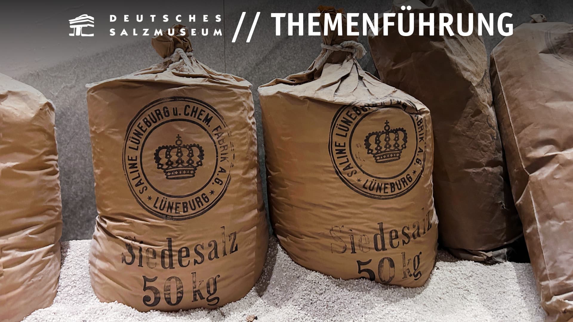 Gefüllte Säcke im Deutschen Salzmuseum mit dem Aufdruck "Saline Lüneburg und Chemische Fabrik Lüneburg / Siedesalz 50 kg"