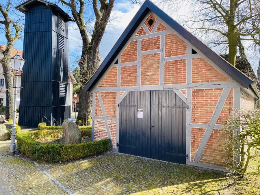 Schlauchturm in Salzhausen mit dem benachbarten Spritzenhaus