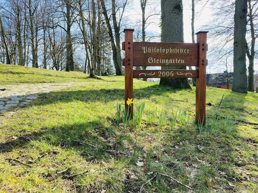 Direkt an der Hauptverkehrsader von Egestorf, weist ein Schild auf den philosophischen Steingarten hin.
