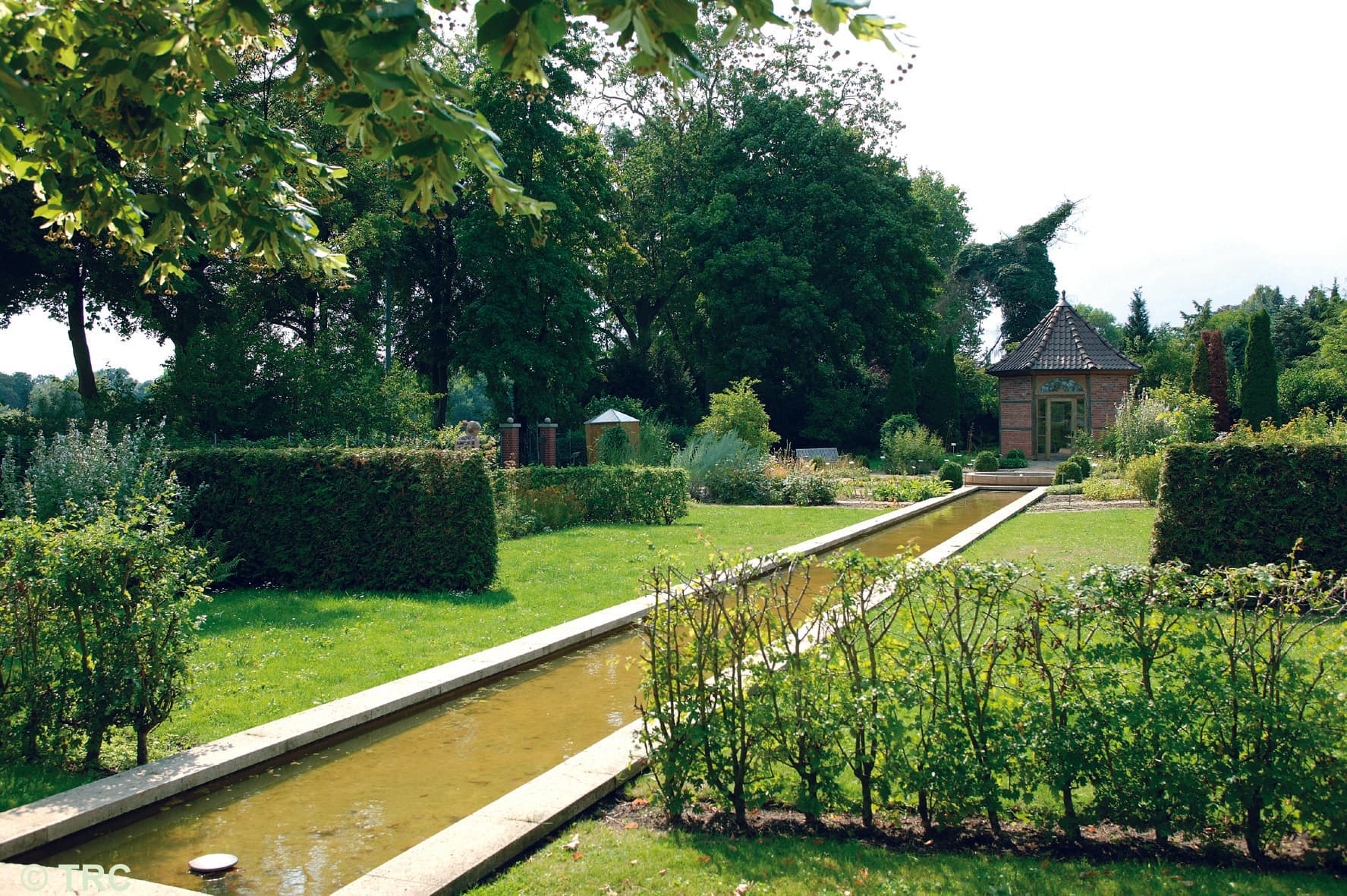 durch den Heilpflanzengarten Celle fliesst ein Bach