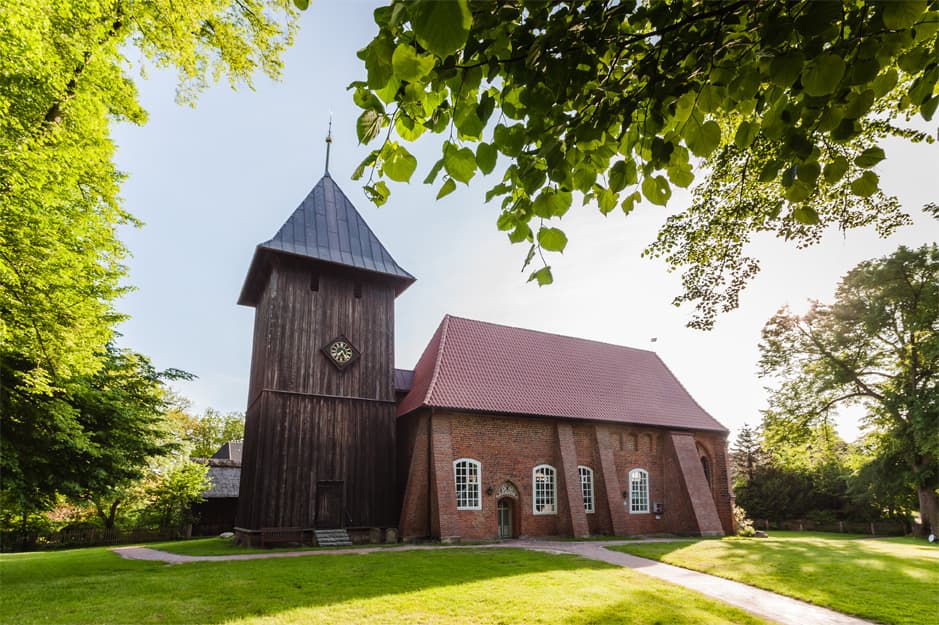 Die sankt laurentius kirche steht im zentrum von müden