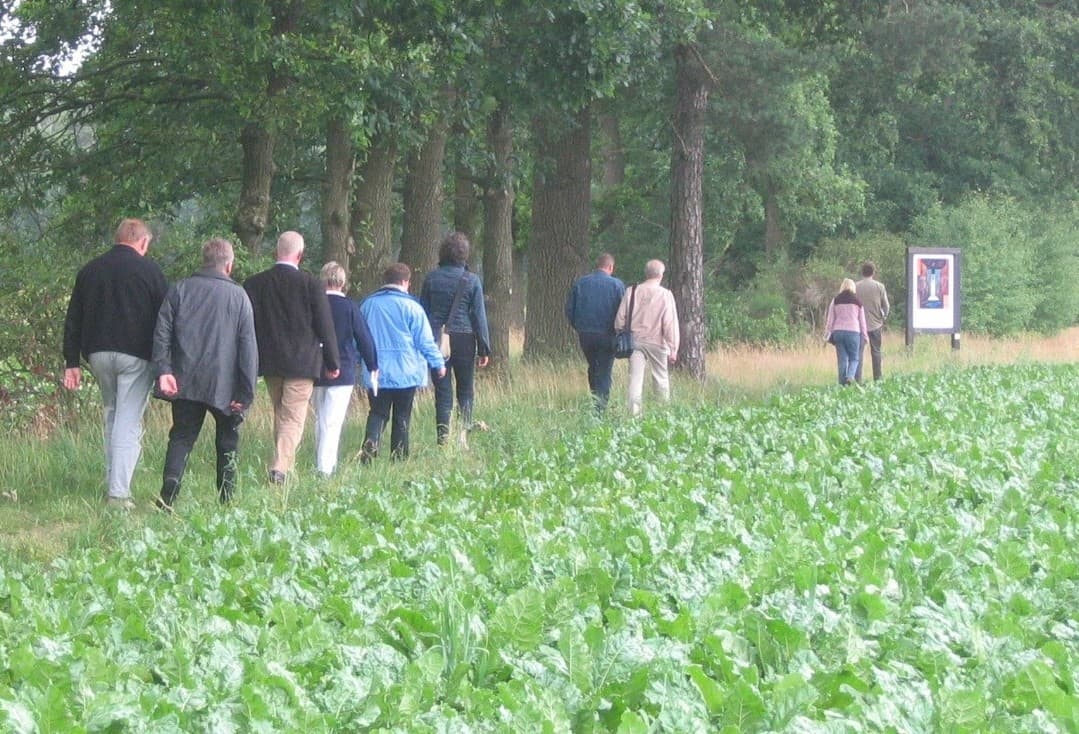 Wanderer auf dem Auferstehungsweg von Hanstedt I nach Ebstorf