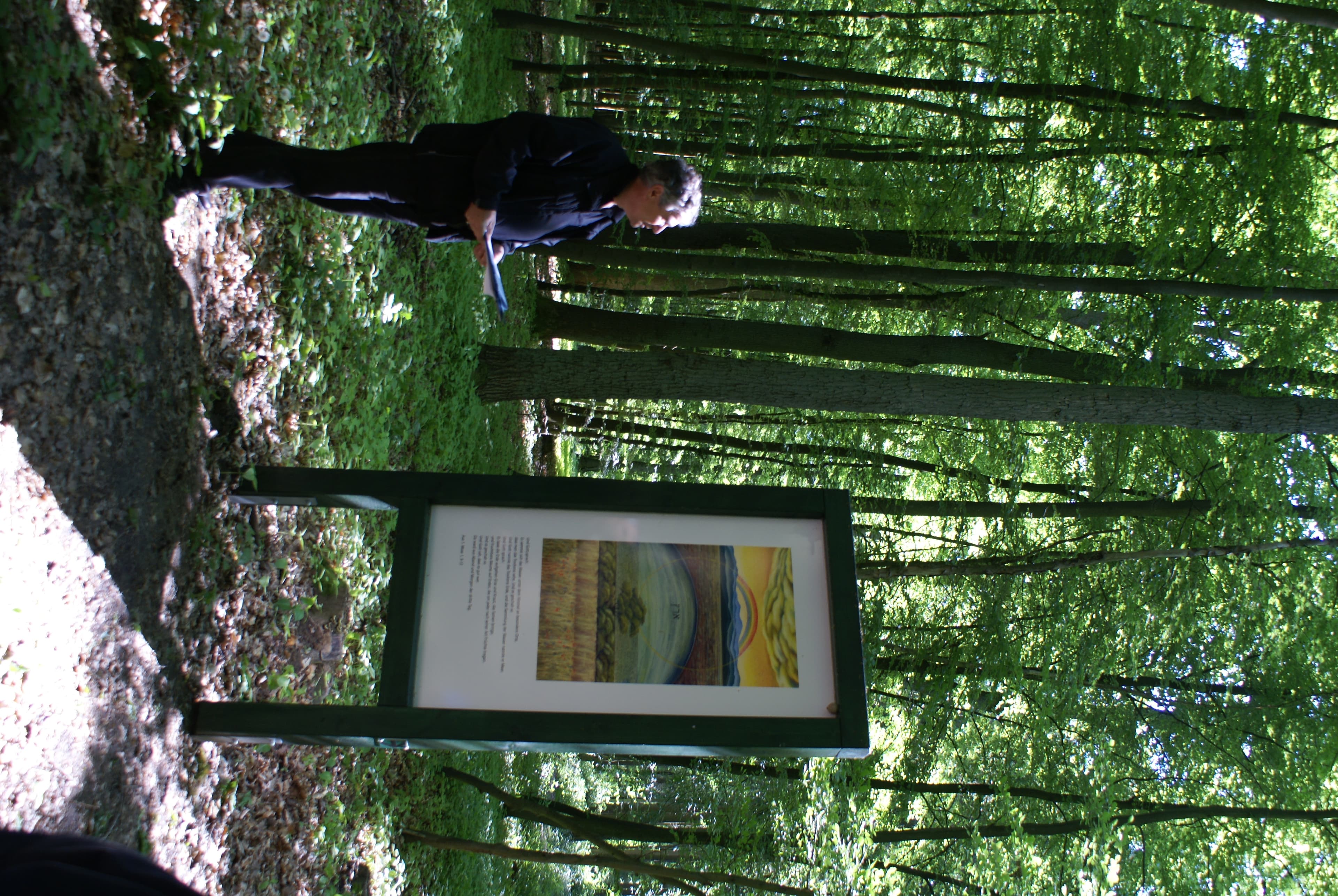 Der Künstler Werner Steinbrecher malte im Jahre 2007 zur biblischen Schöpfungsgeschichte neun Bilder, die man auf eine Wanderung von Ebstorf nach Melzingen entdecken kann.