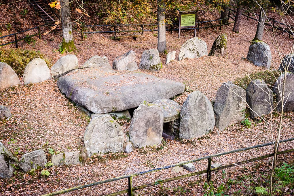 Sieben Steinhäuser bei Bergen