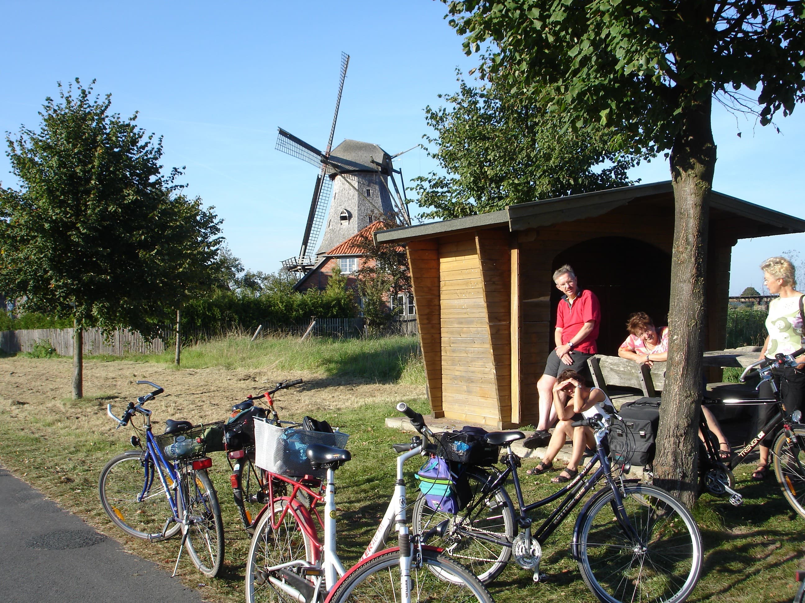 Rastplätze und Schutzhütten an den beschilderten Radwegen laden zum Picknick in freier Natur ein.
