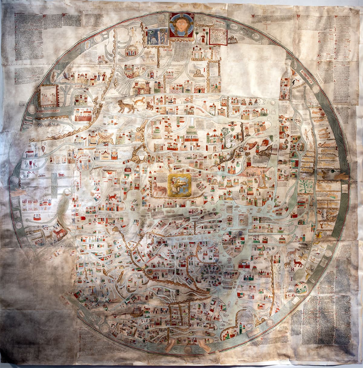 Die Ebstorfer Weltkarte im Kloster Ebstorf in der Lüneburger Heide. Eine handelt sich um eine originalgetreue Kopie und ist im Kloster zu besichtigen.