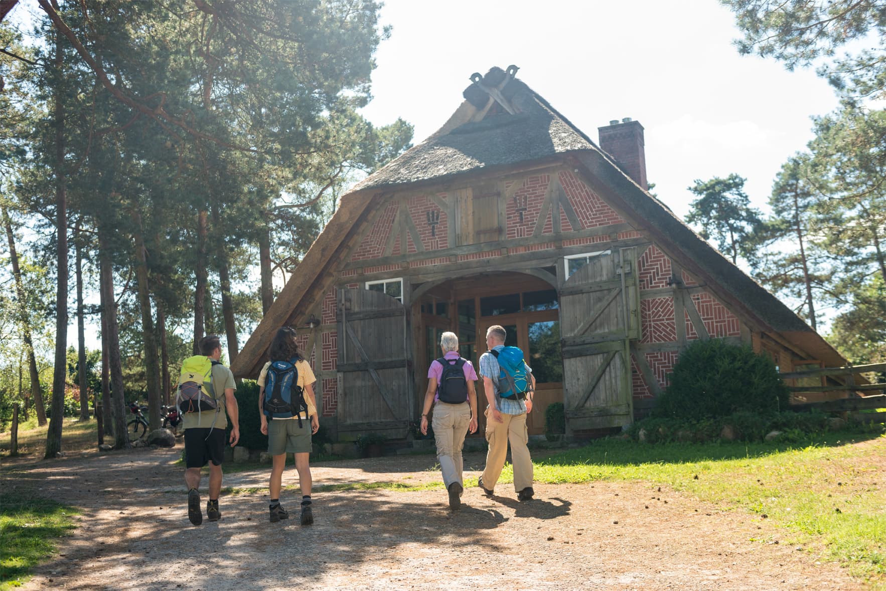 Heidschnuckenweg Wanderer mit Rucksack Schafstall Büsenbachtal Handelloh