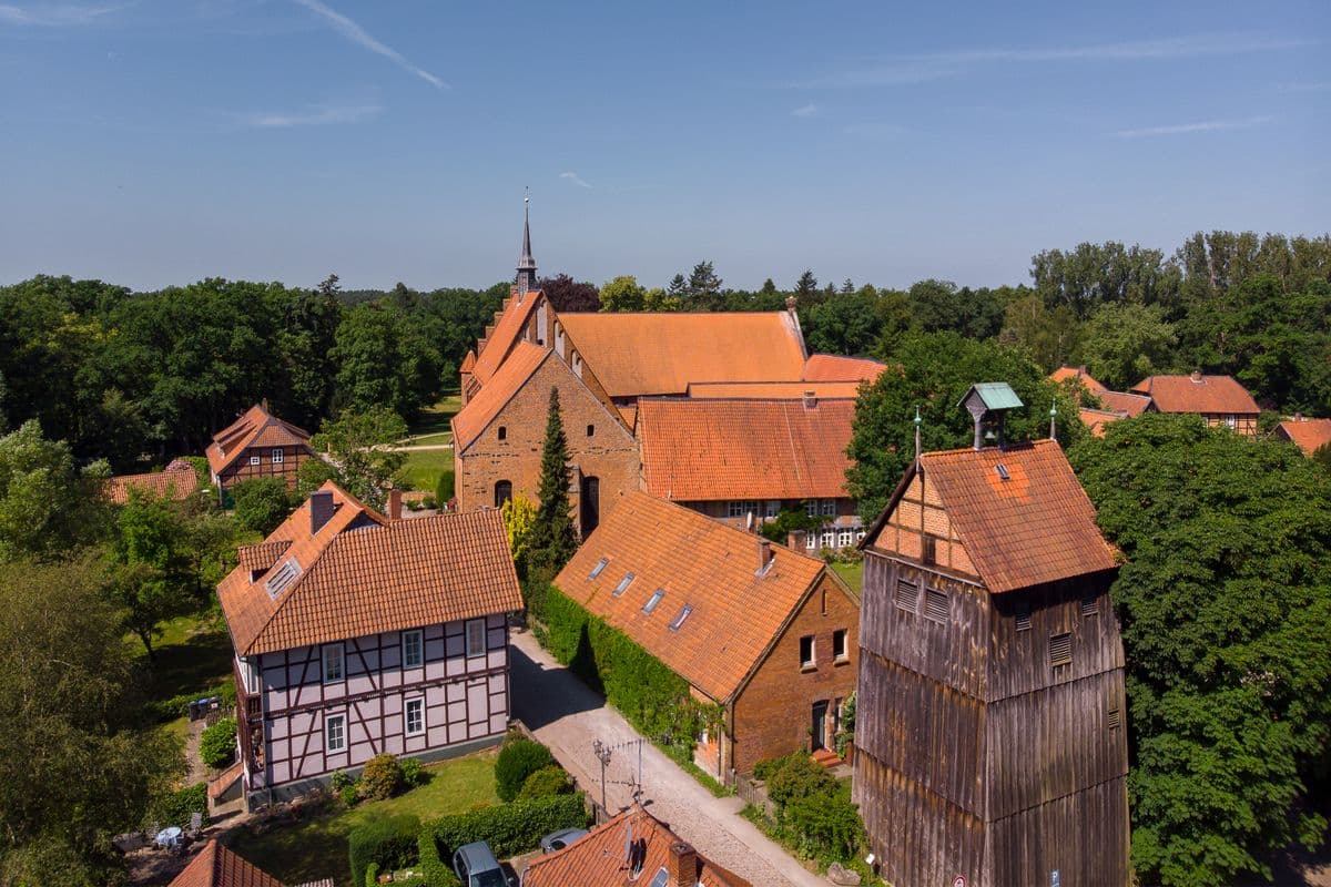 Glockenturm mit St. Marienkirche und Kloster Wienhausen im Hintergrund