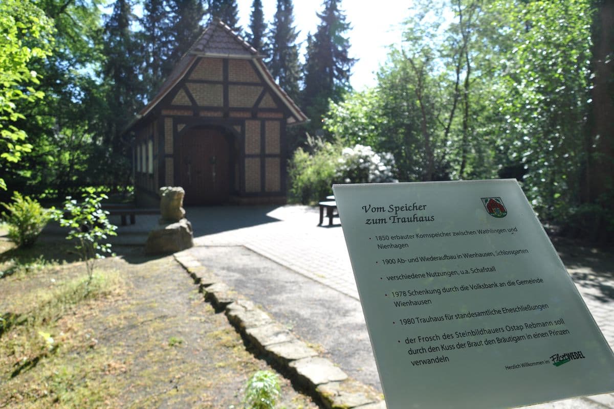 Eine Infotafel zum Trauhaus Wienhausen