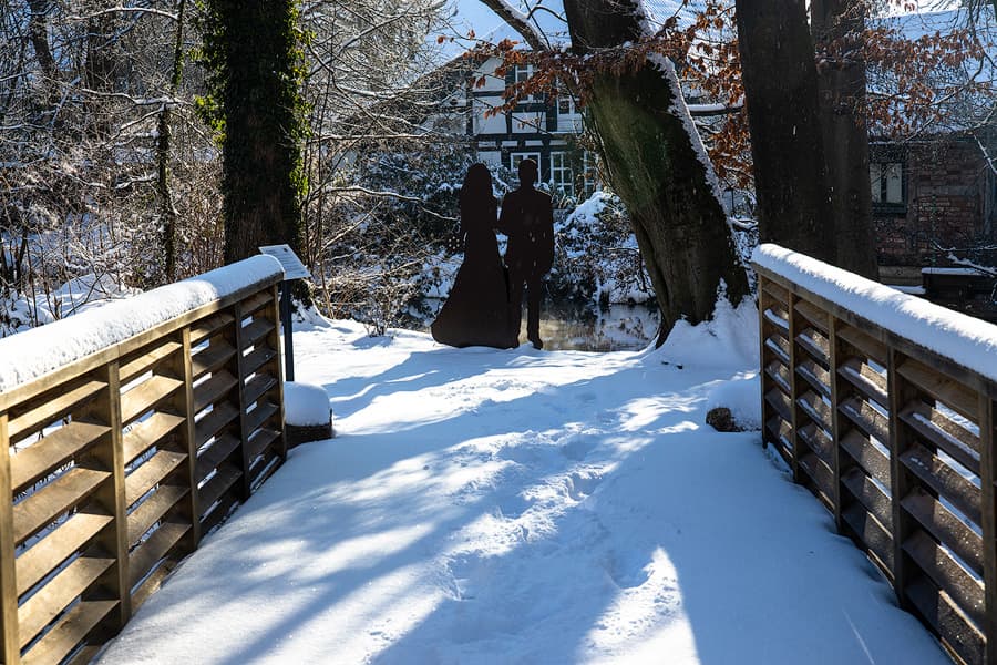 Die schneebedeckte Brücke zum Trauhaus in Wienhausen im Winter
