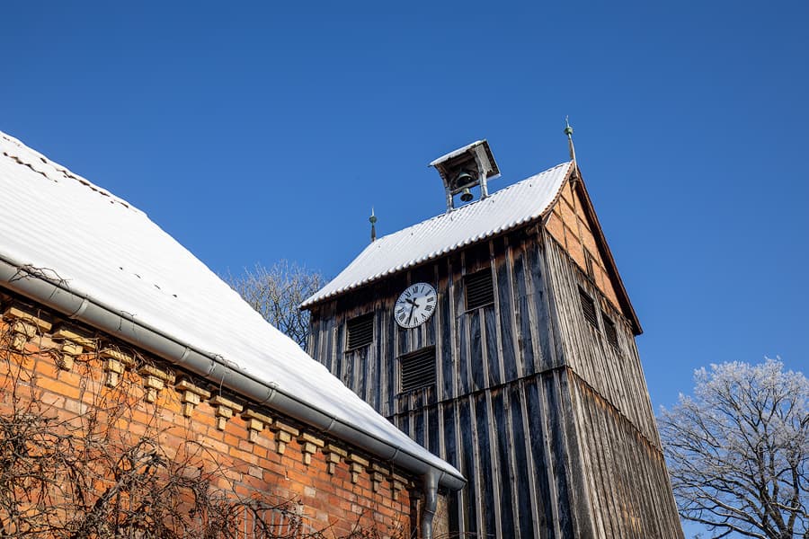 Der Glockenturm der Wienhäuser Kirche im Sonnenlicht des Winters