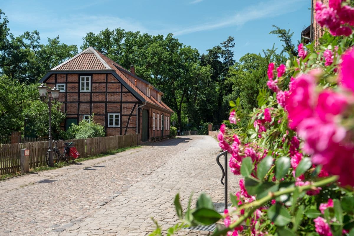 Der Weg vor der St. Marienkirche Wienhausen