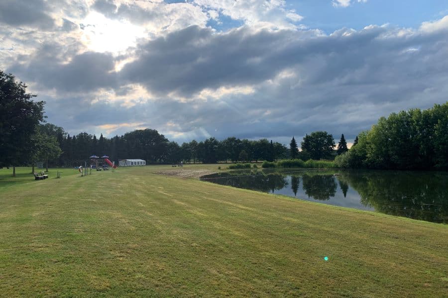 Den Besucher des Strandbads Flotwedel erwartet ein gepflegtes Gelände mit sattem grünen Gras.