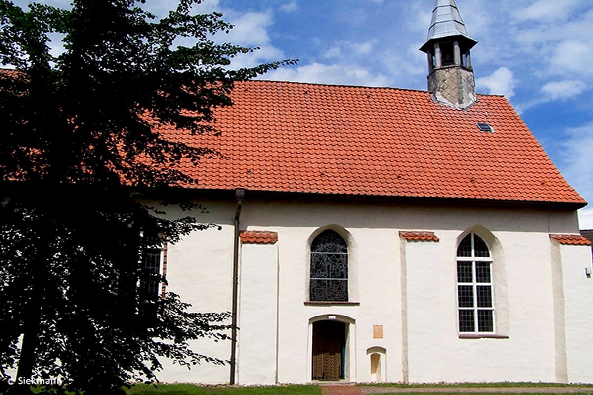 Die Außenansicht der Marien Kirche in Bröckel