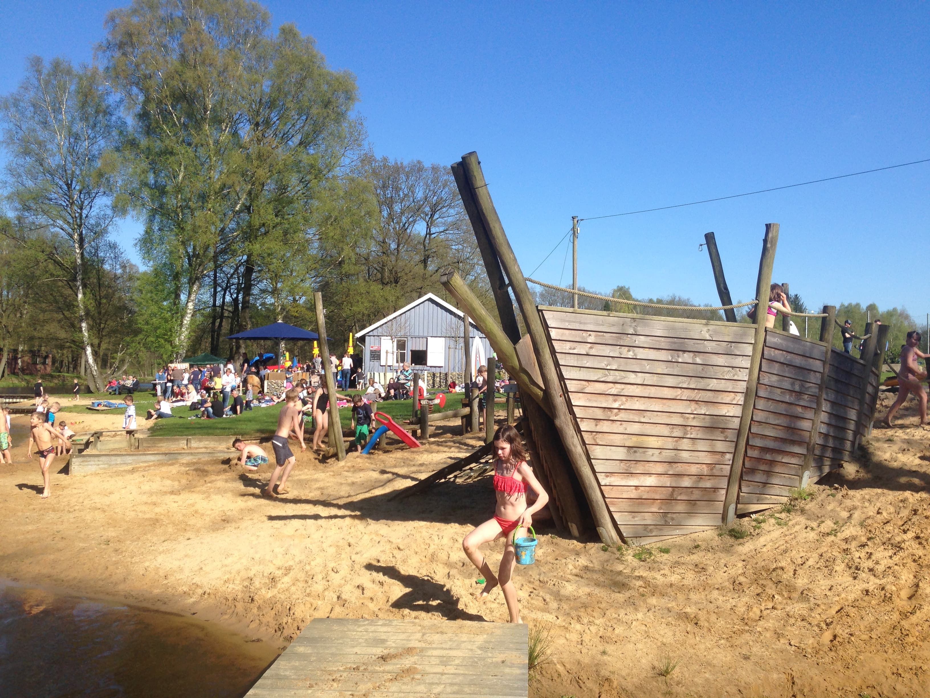 Spielplatz am Wasser im Strandbad Dorfmark