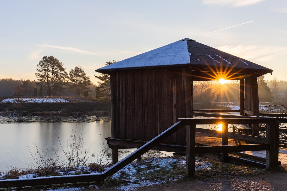 Sonnenaufgang am Angelbecksteich in der südlichen Lüneburger Heide