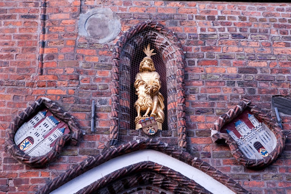 Über dem Portal des Rathauses Lüneburg finden sich zahlreiche FigurenThere are numerous figures above the portal of Lüneburg Town HallDer er adskillige figurer over portalen på Lüneburgs rådhusEr zijn talrijke figuren boven het portaal van het stadhuis van Lüneburg