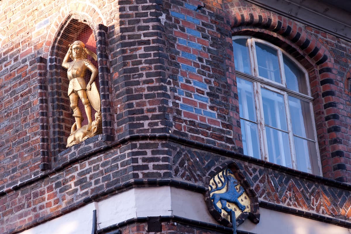 Ecke mit Figur am Rathaus LüneburgCorner with figure at Lüneburg town hallHjørne med figur på rådhuset i LüneburgHoek met figuur bij stadhuis Lüneburg